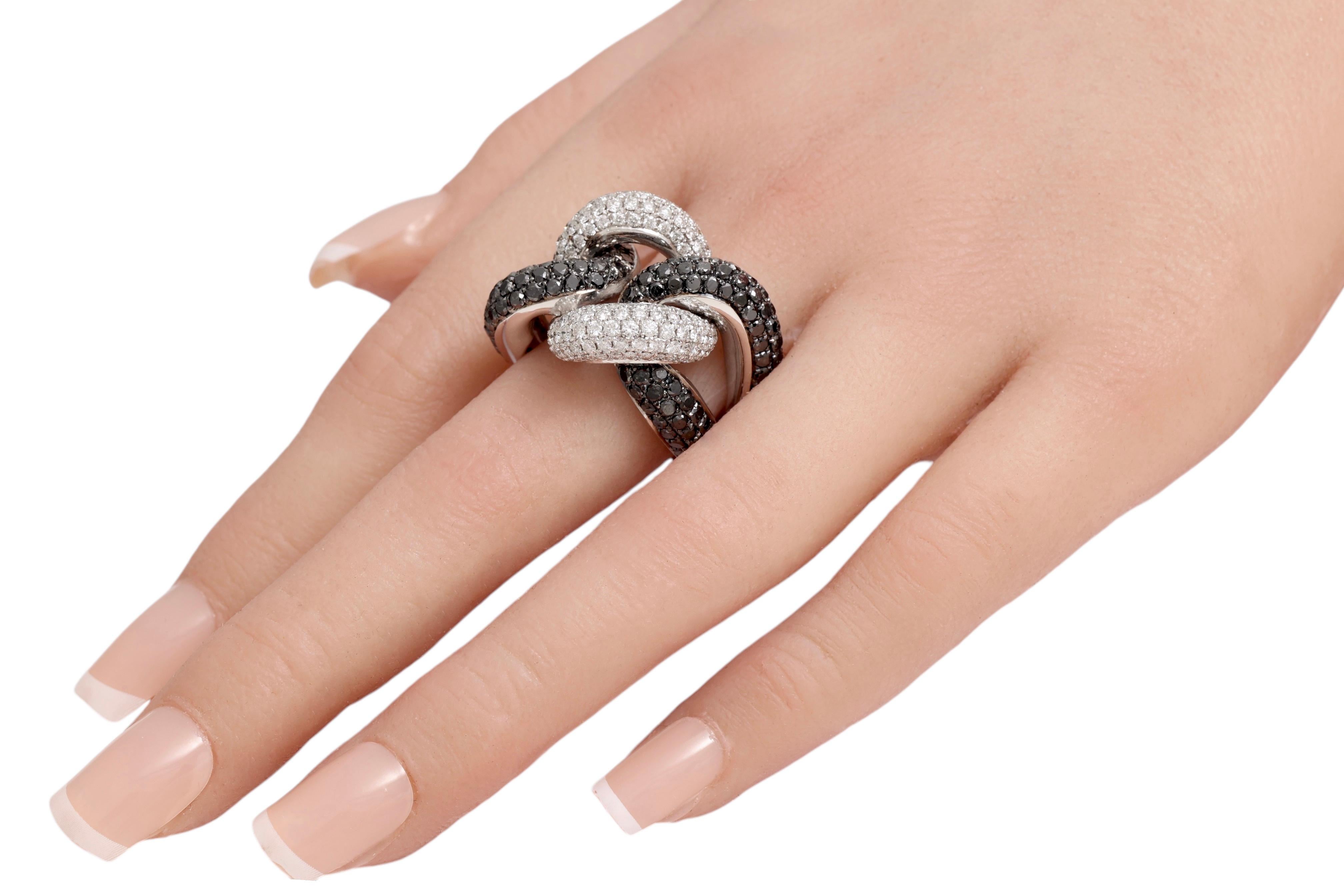 Anello a nodo in oro bianco massiccio 18 Kt, 5,7 Ct. Diamanti in bianco e nero in vendita 1