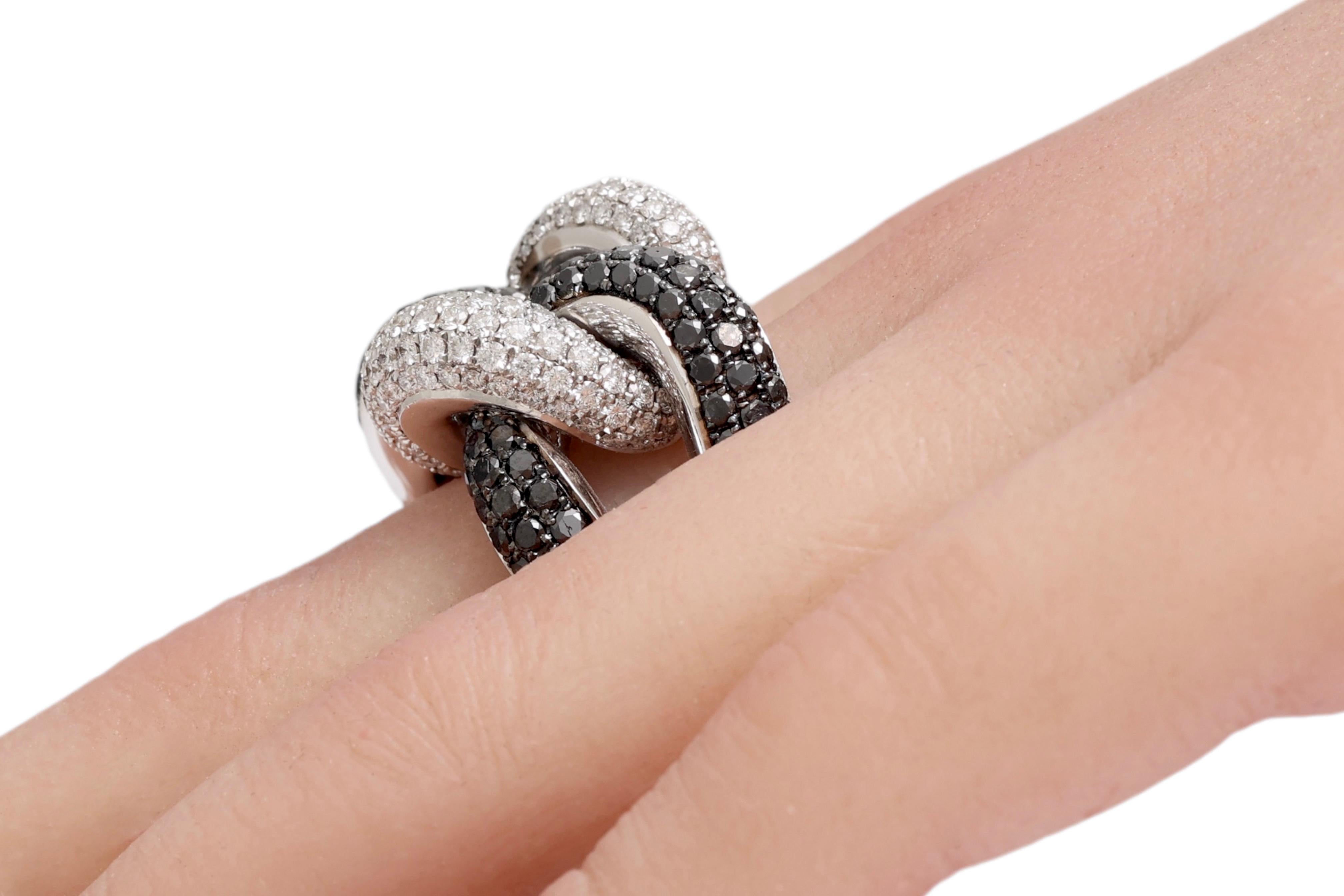 Anello a nodo in oro bianco massiccio 18 Kt, 5,7 Ct. Diamanti in bianco e nero in vendita 2