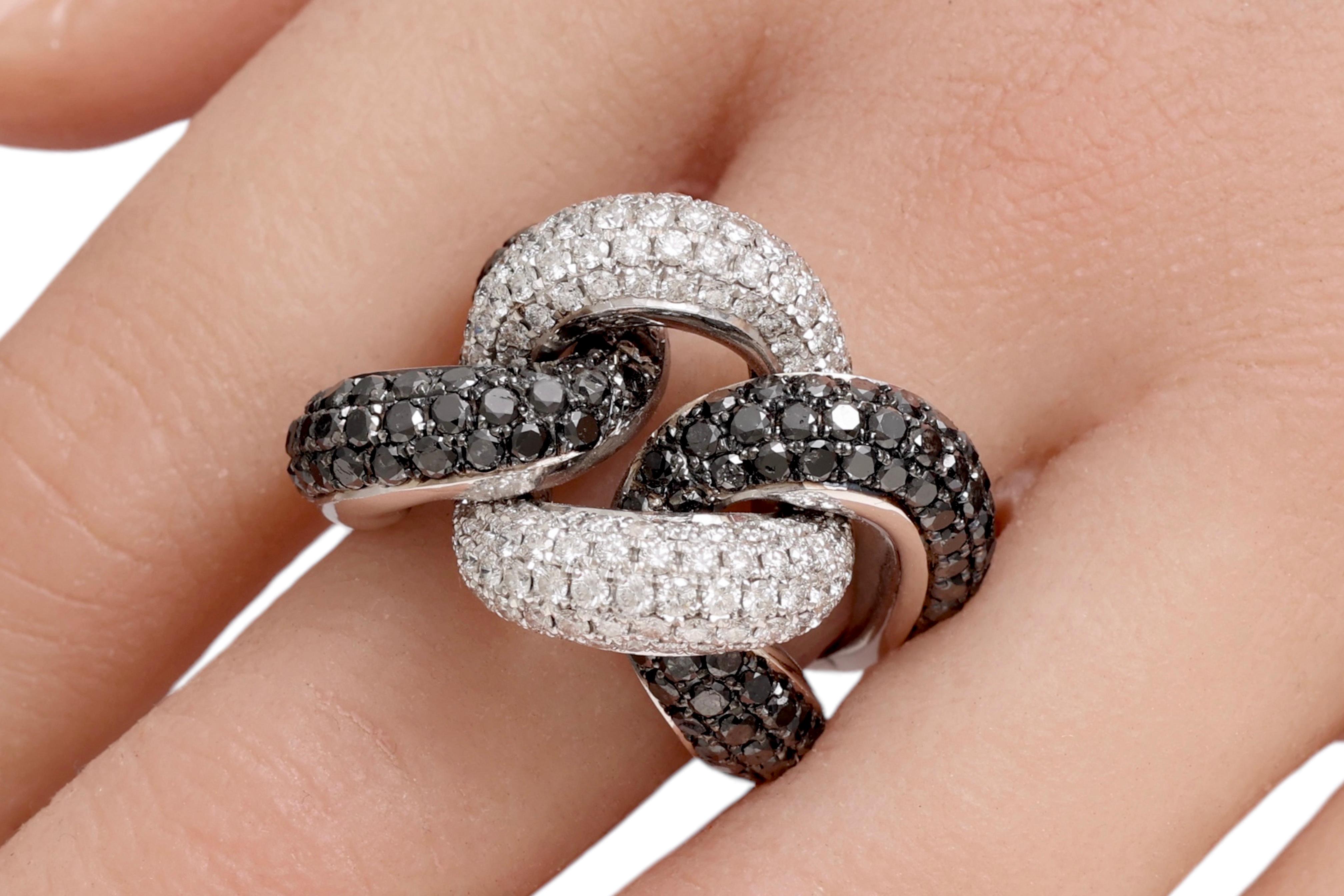 Anello a nodo in oro bianco massiccio 18 Kt, 5,7 Ct. Diamanti in bianco e nero in vendita 3