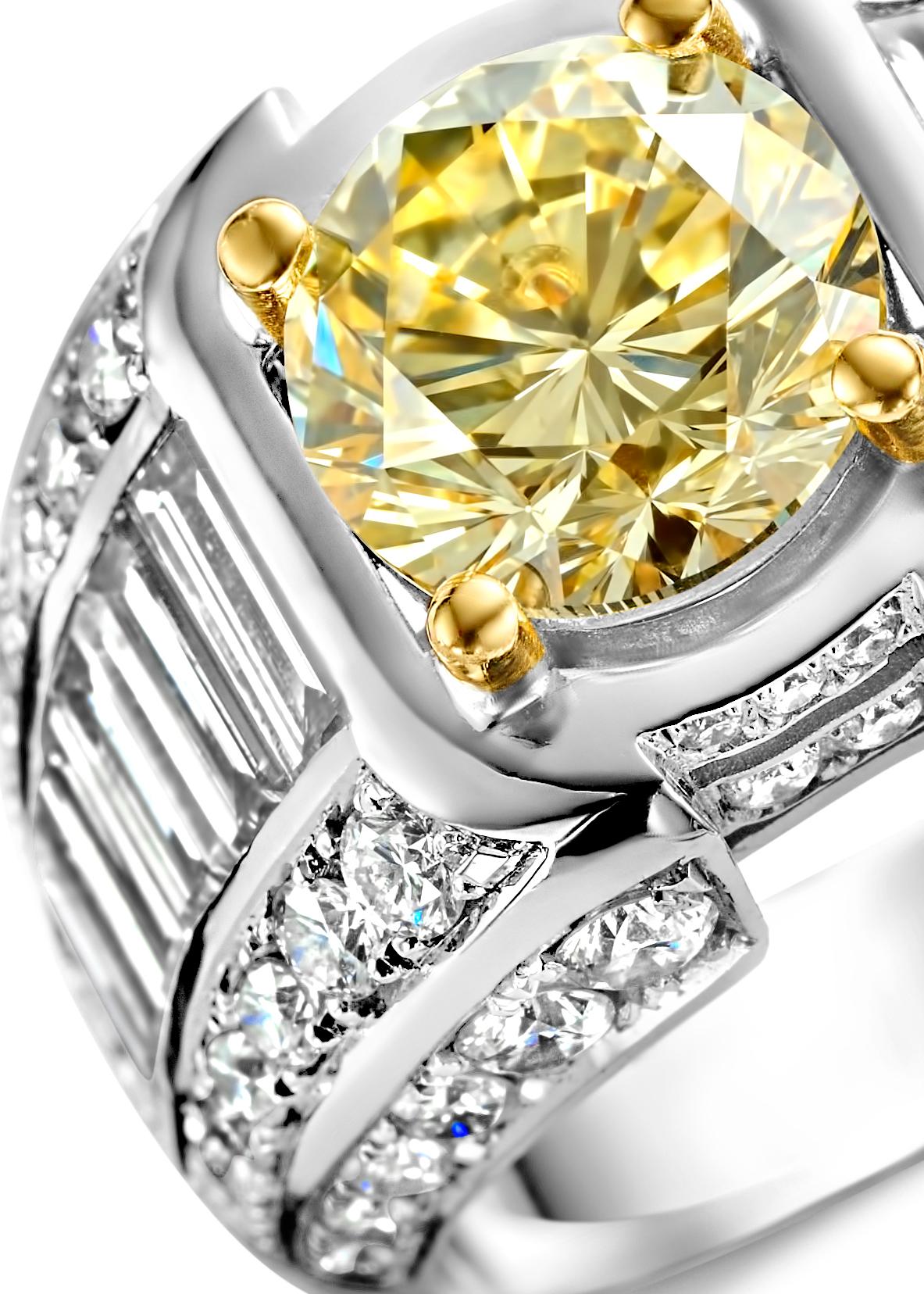 18 Kt Solitair Ring mit natürlichen gelben Diamanten 3,1 Karat & 5,2 Karat weißen Diamanten 

Gelber Naturdiamant 3,1 Karat VS

Gewicht : 16.3 Gramm

Ring Größe : 61 / US 9 1/2 