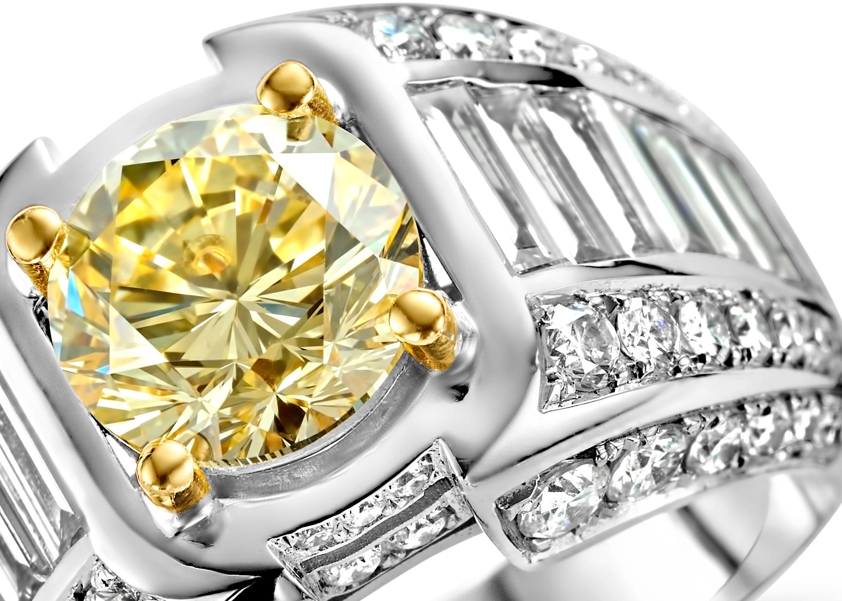 18 Karat Solitär-Ring mit natürlichem gelbem Diamant 3.1 Karat & 5.2 Karat weißen Diamanten (Moderne) im Angebot