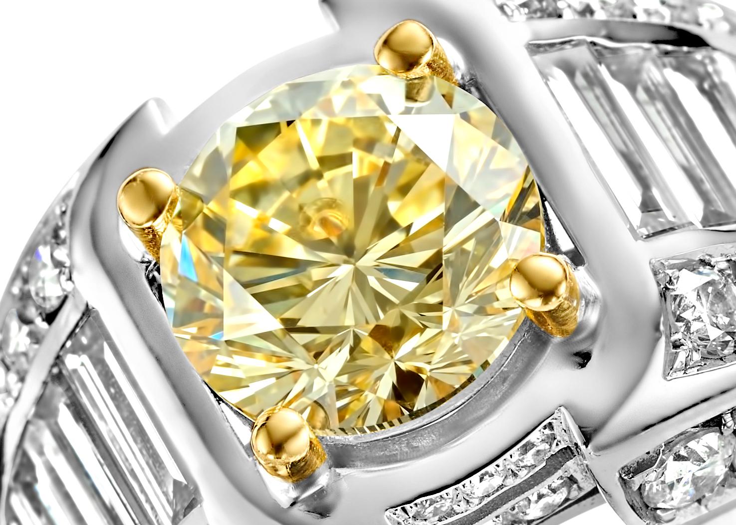 18 Karat Solitär-Ring mit natürlichem gelbem Diamant 3.1 Karat & 5.2 Karat weißen Diamanten (Brillantschliff) im Angebot