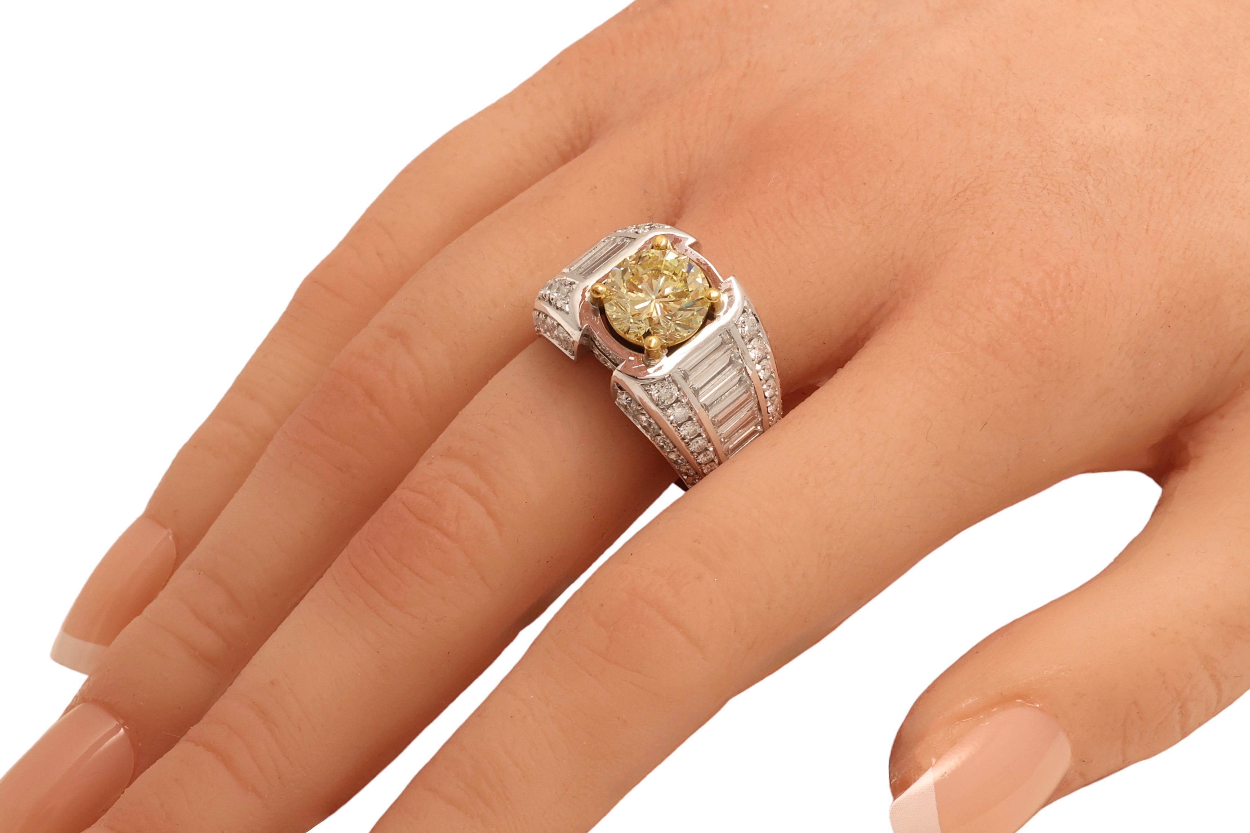 18 Karat Solitär-Ring mit natürlichem gelbem Diamant 3.1 Karat & 5.2 Karat weißen Diamanten für Damen oder Herren im Angebot