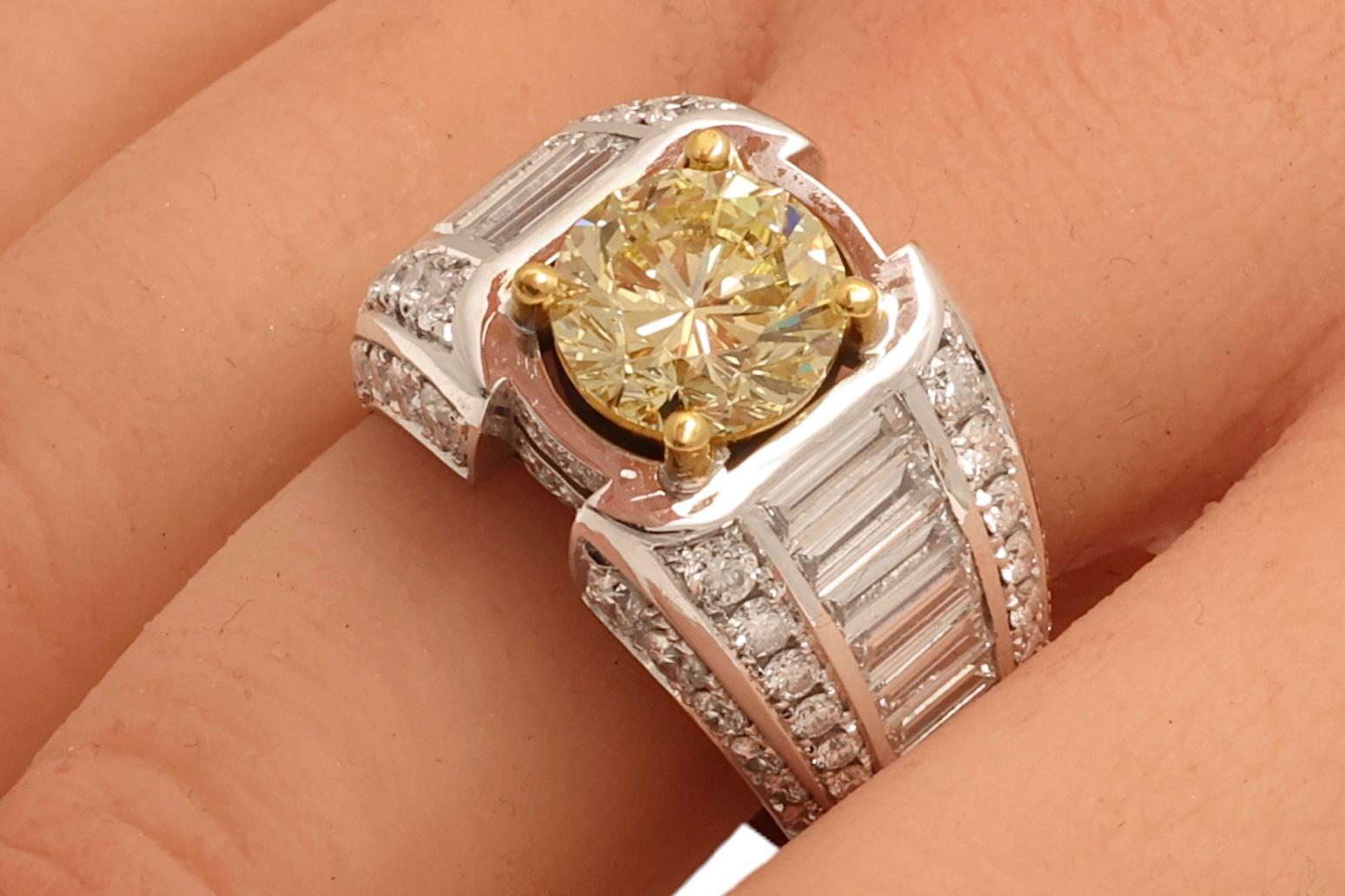 18 Karat Solitär-Ring mit natürlichem gelbem Diamant 3.1 Karat & 5.2 Karat weißen Diamanten im Angebot 1