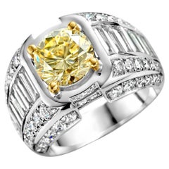 18 Kt Solitaire Ring with Natural Yellow Diamond 3.1 Ct & 5.2 Ct White Diamonds 