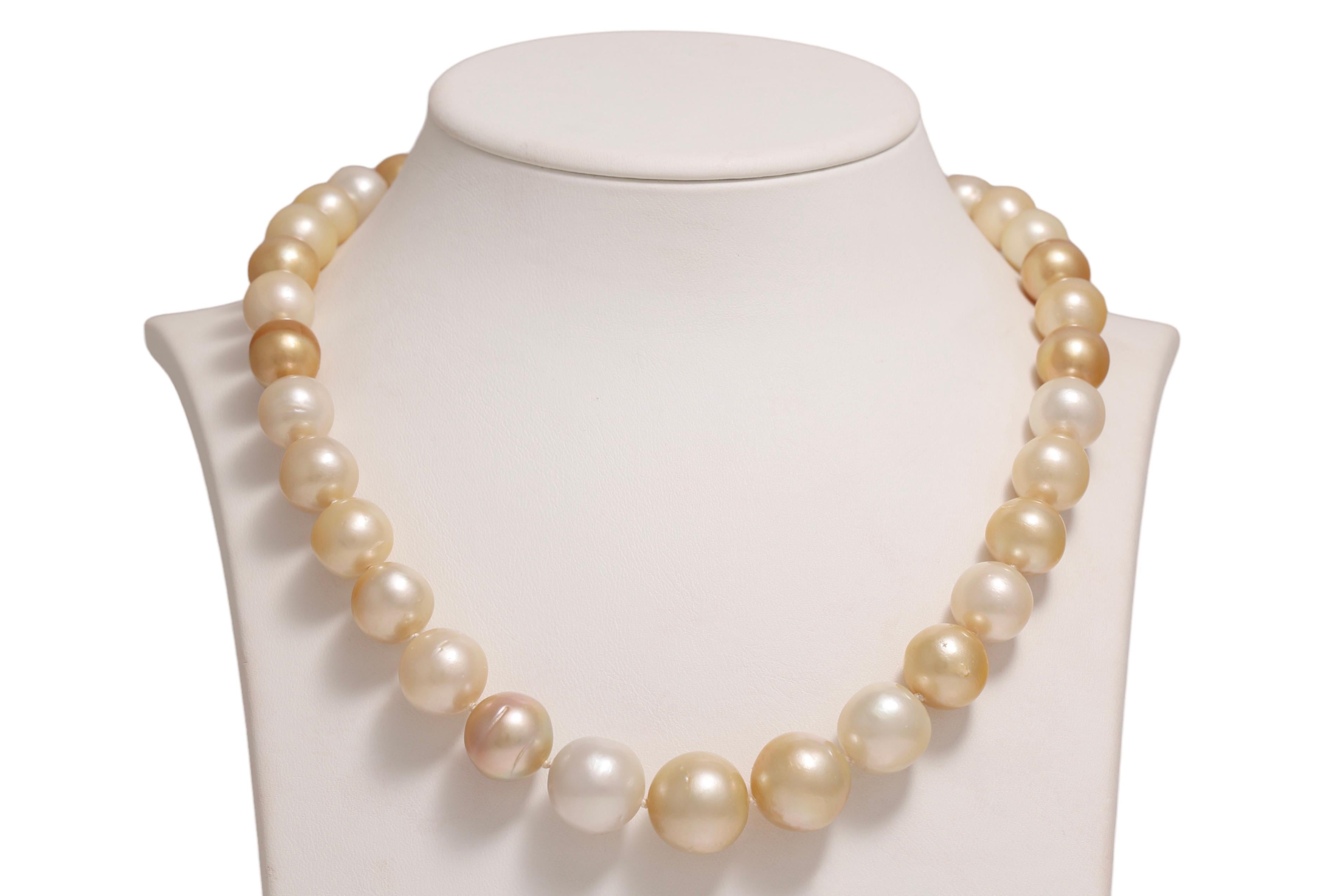 Magnifique 18 kt. Collier de perles des mers du Sud multicolores avec médaillon en or jaune et diamants

MATERIAL : Collier en or jaune 18 carats avec diamants 

Perles : Perles des mers du Sud de 15,7 mm à 11 mm

Dimensions : Collier de 47 cm de