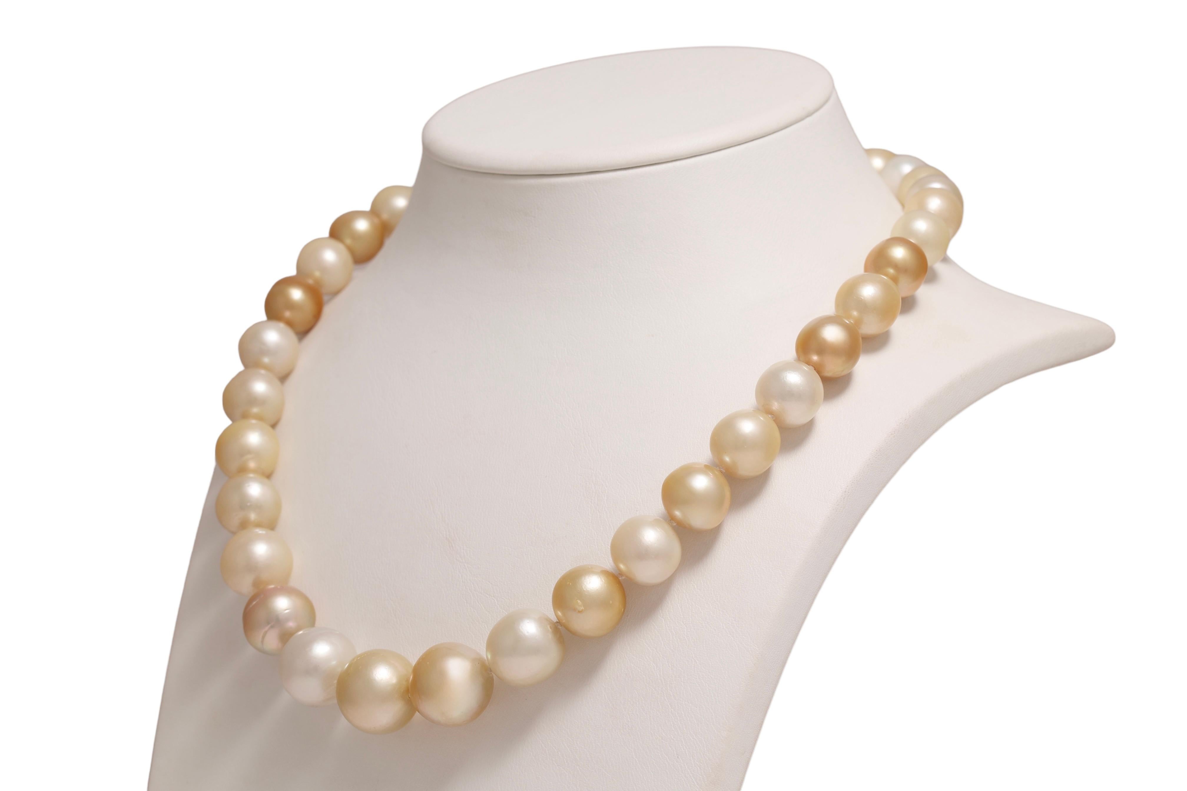 Moderne 18 kt. Collier multicolore en perles des mers du Sud avec serrure en or jaune en vente