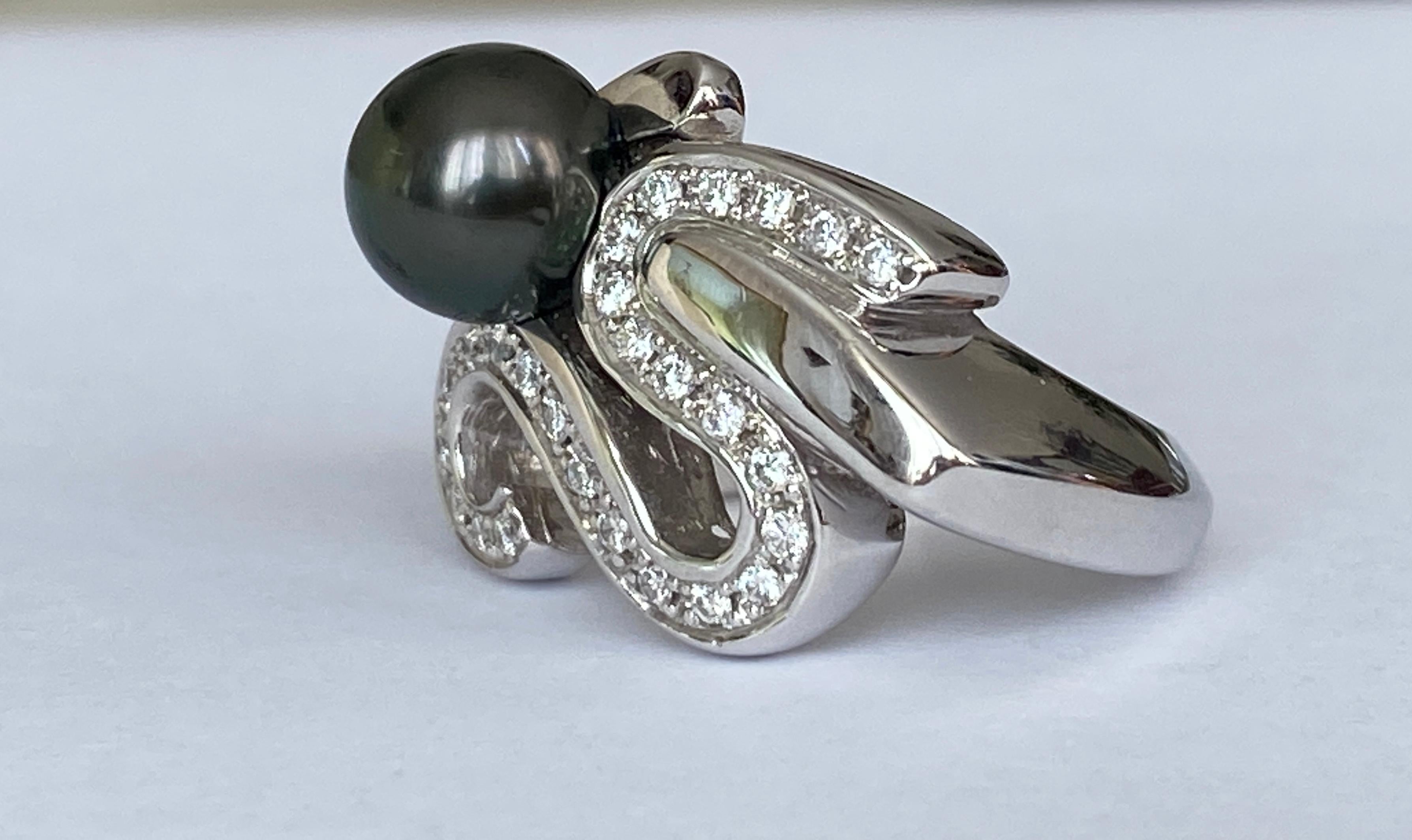 18 Kt. Tahitian Pearl, White Gold Ring Diamonds In Excellent Condition For Sale In AMSTERDAM, NL