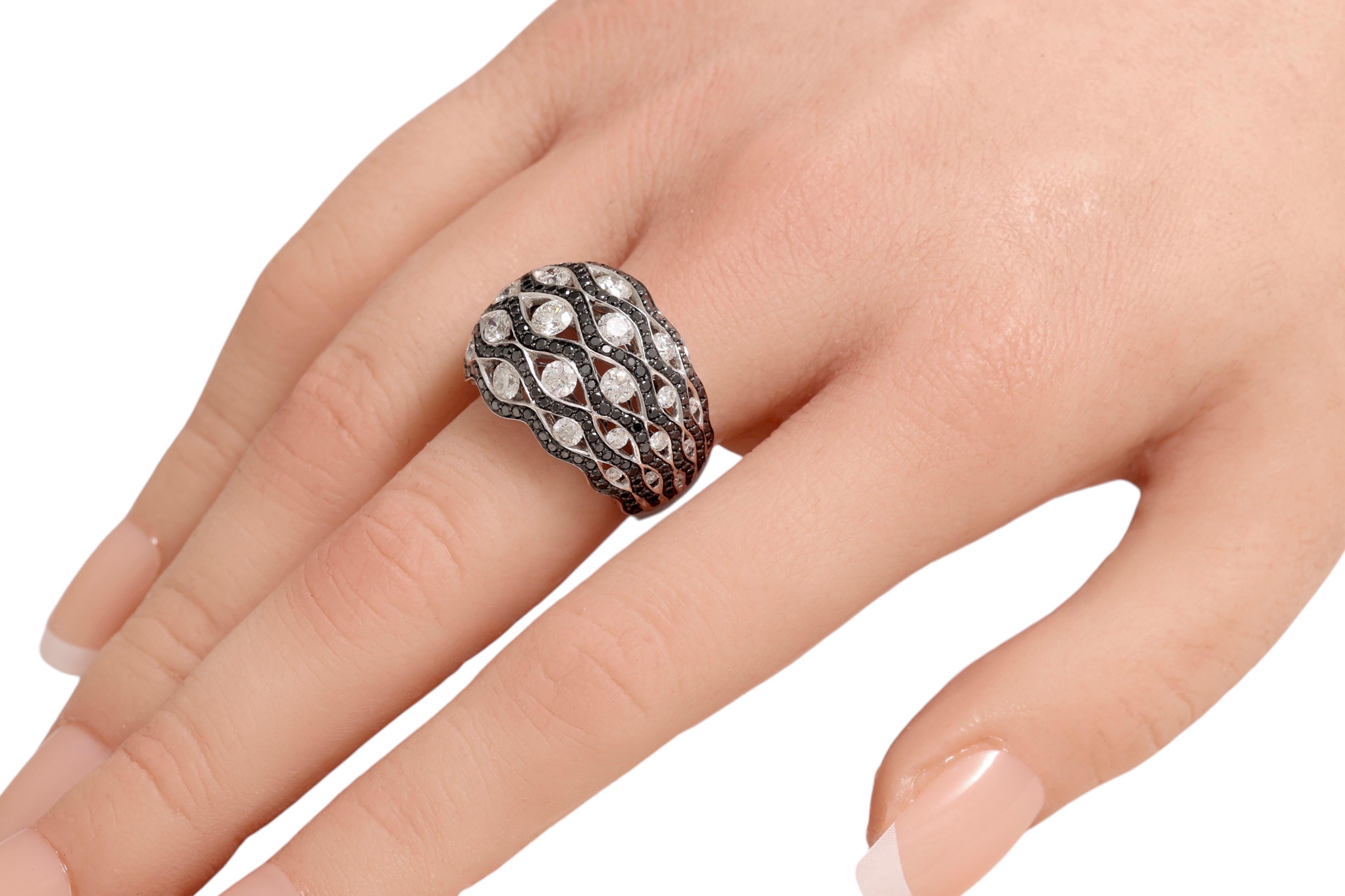 18 Kt White & Black Diamonds Zebra Ring For Sale 4