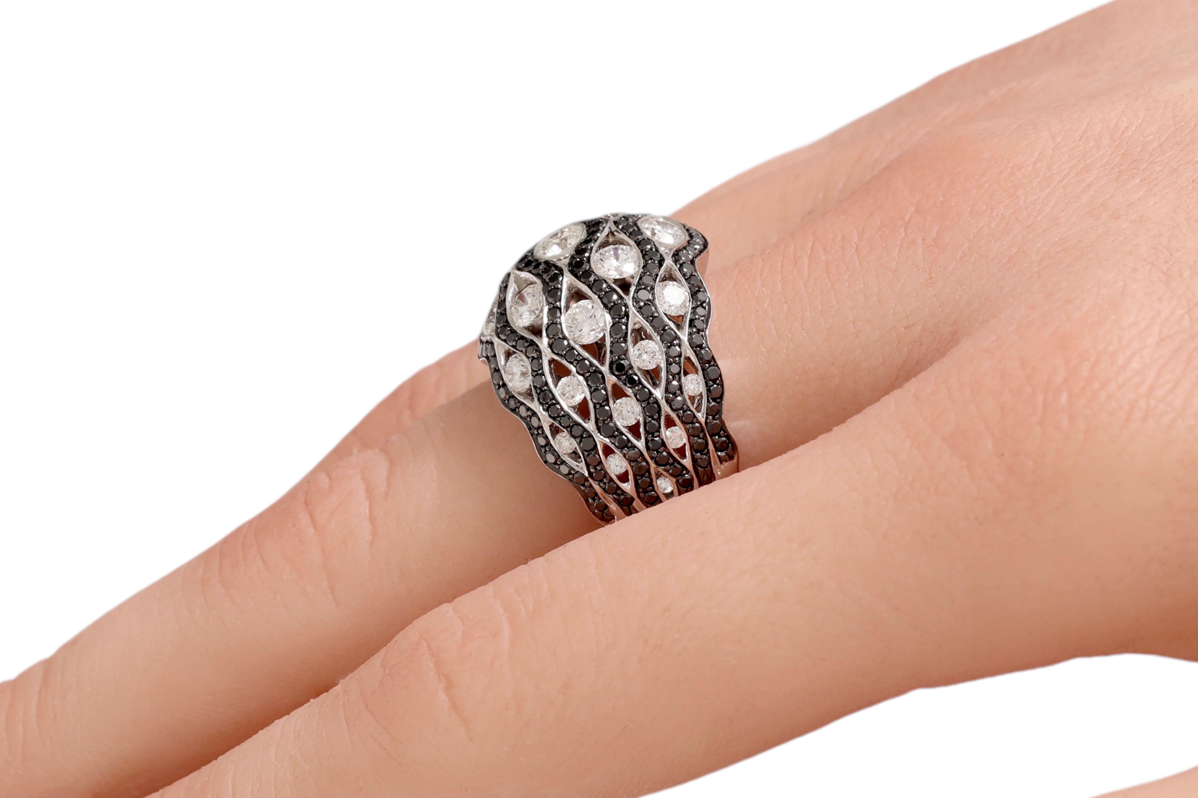 18 Kt White & Black Diamonds Zebra Ring For Sale 5
