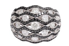 18 Kt White & Black Diamonds Zebra Ring