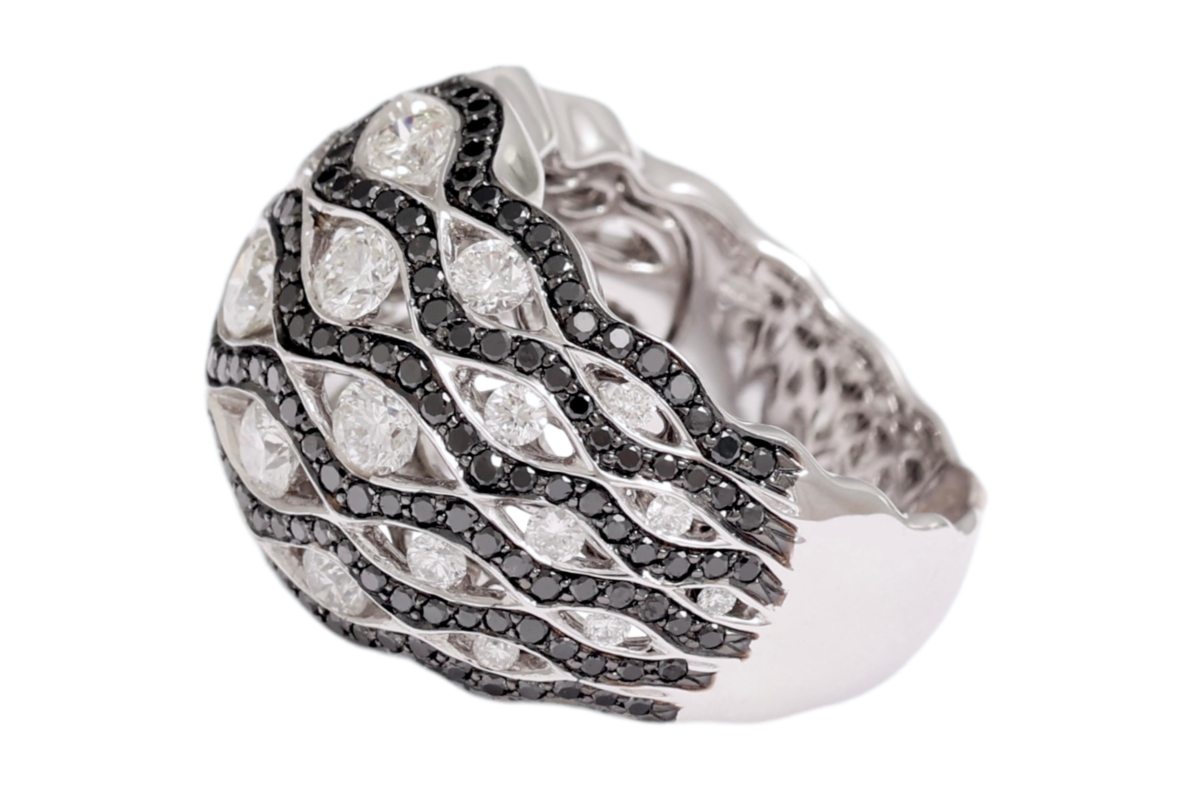Brilliant Cut 18 Kt White & Black Diamonds Zebra Ring For Sale