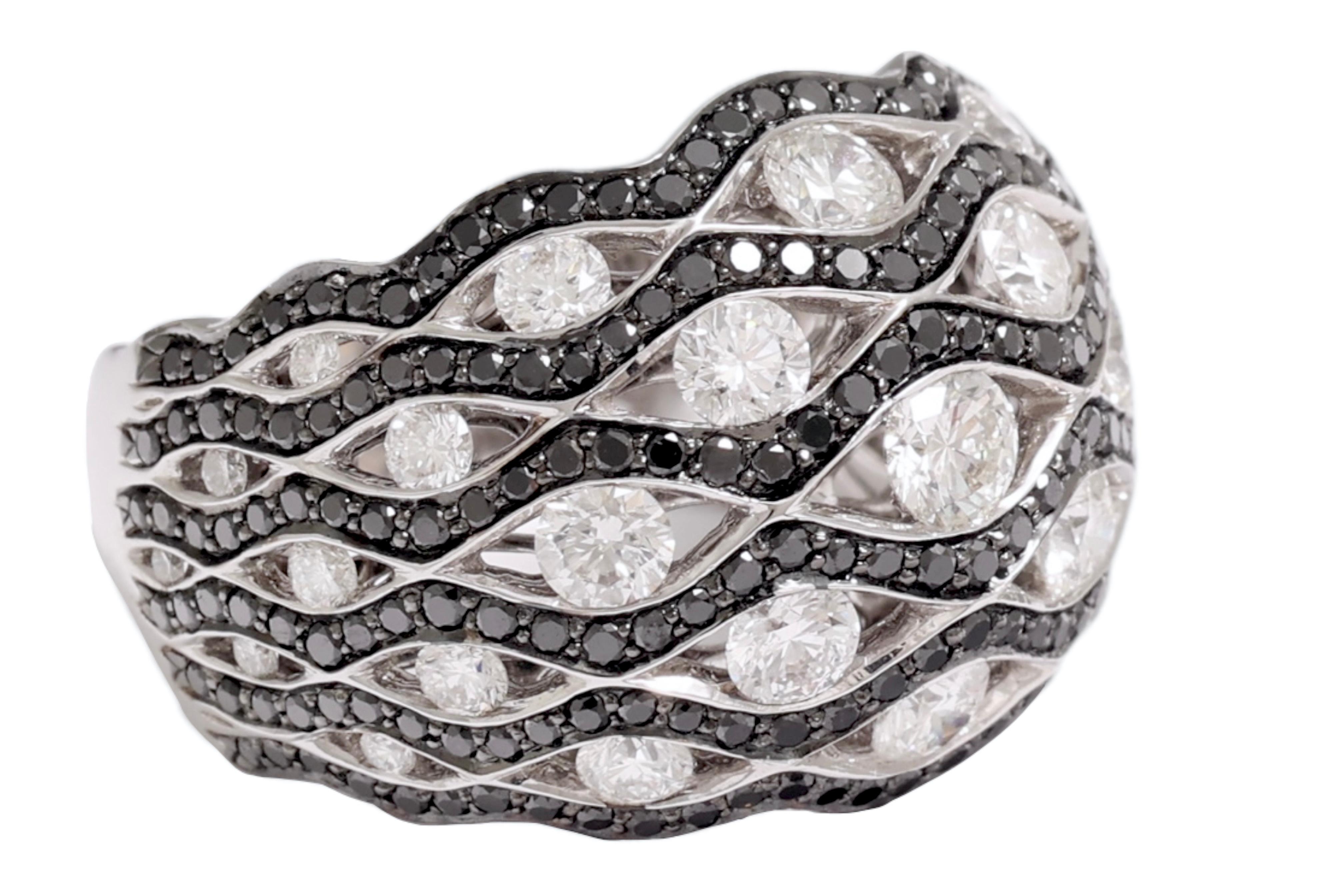 18 Kt White & Black Diamonds Zebra Ring In New Condition For Sale In Antwerp, BE
