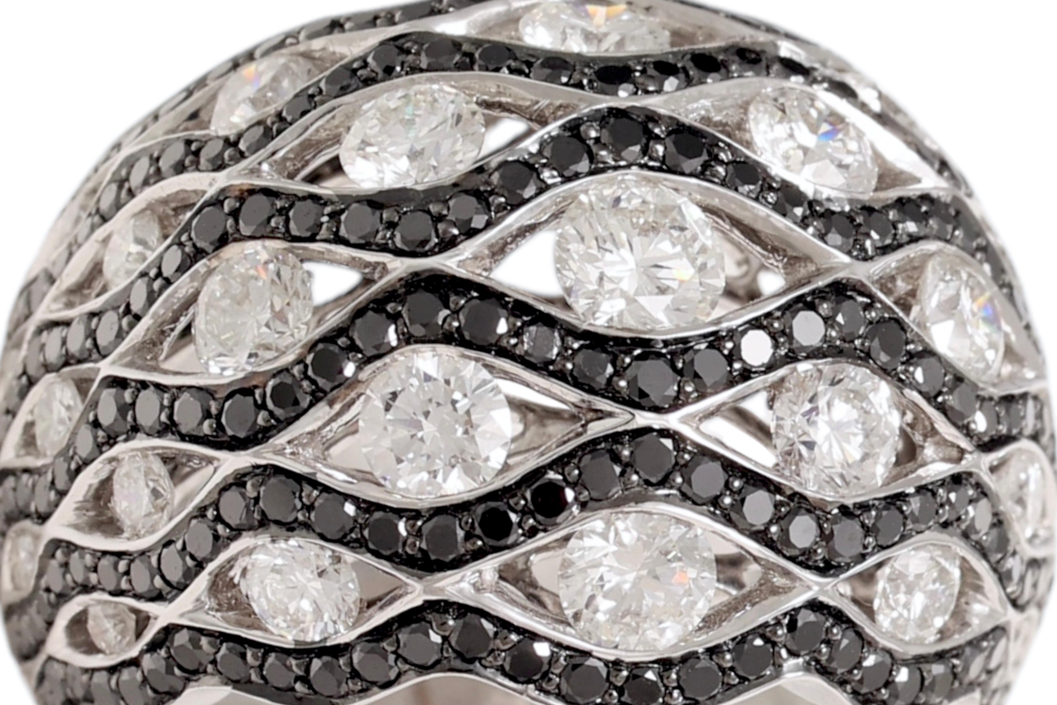 18 Kt White & Black Diamonds Zebra Ring For Sale 2