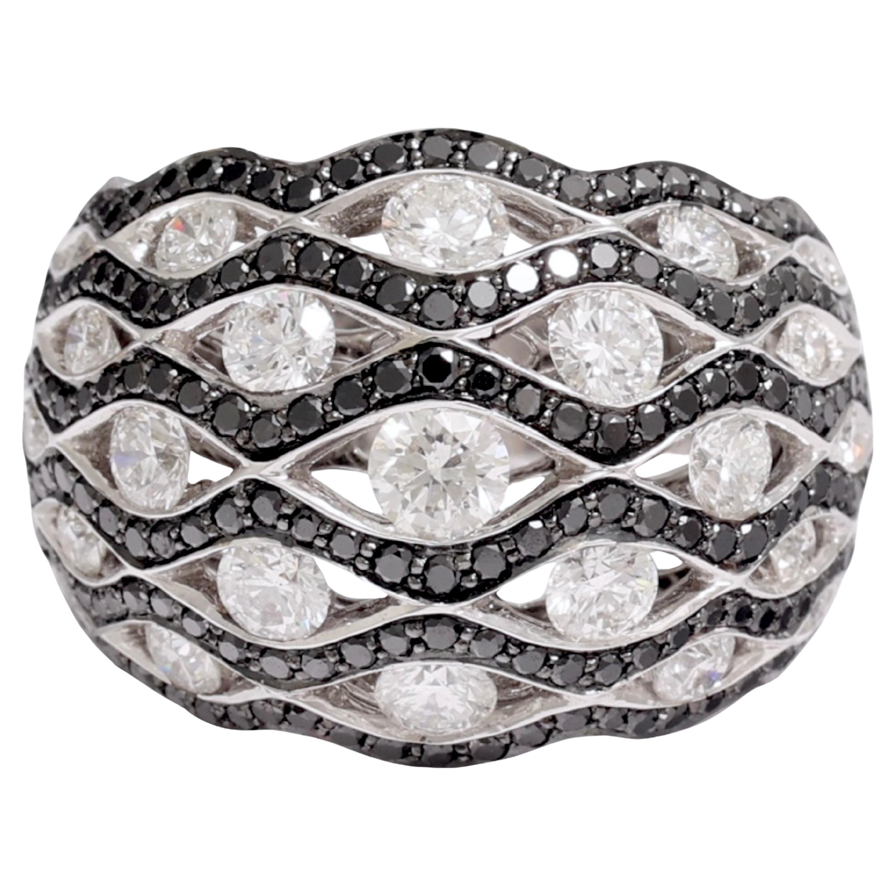 18 Kt White & Black Diamonds Zebra Ring