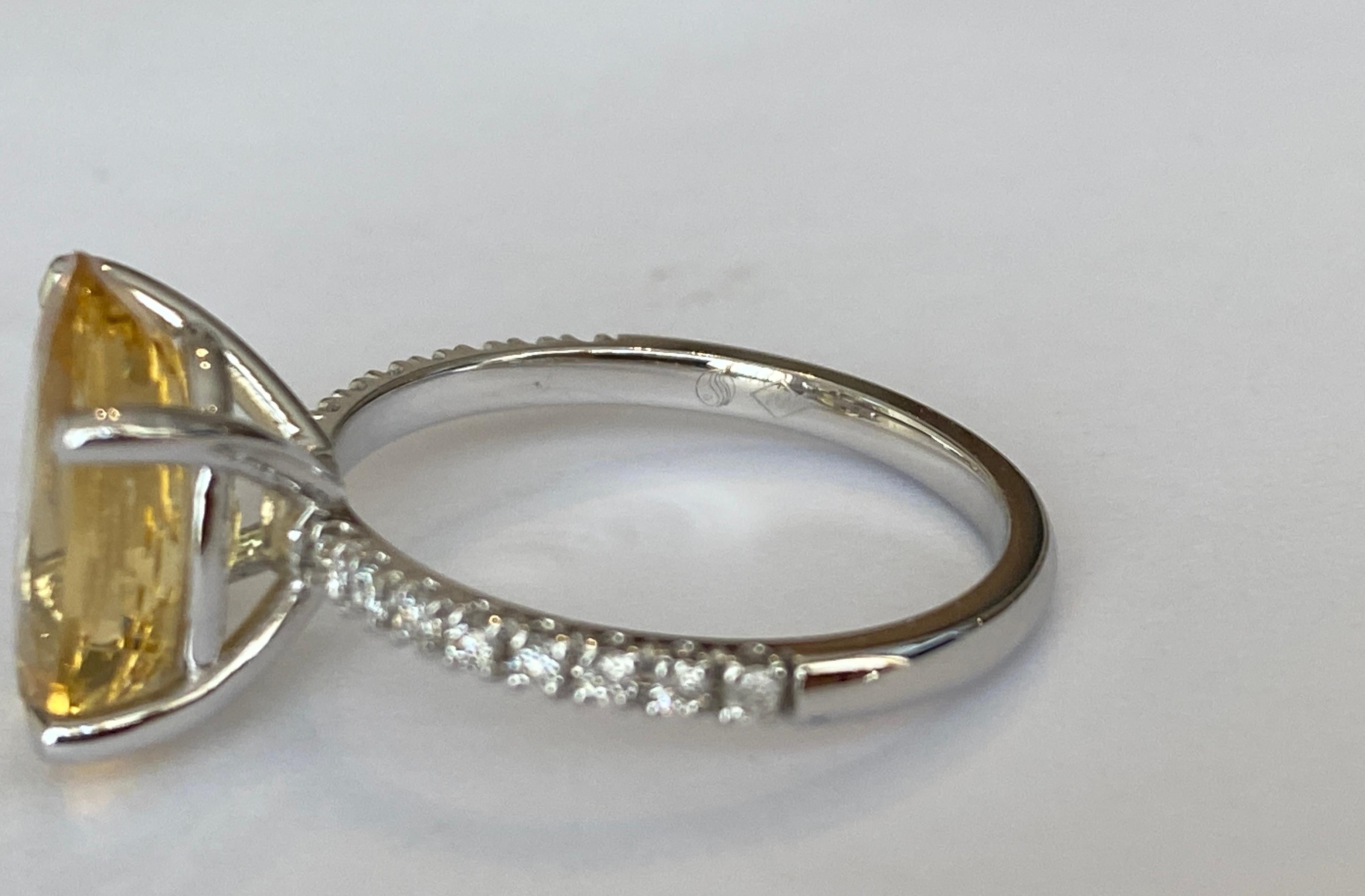 18 Karat White Cocktail Diamond Ring with Yellow Beryl 3.53 Carat For Sale 2