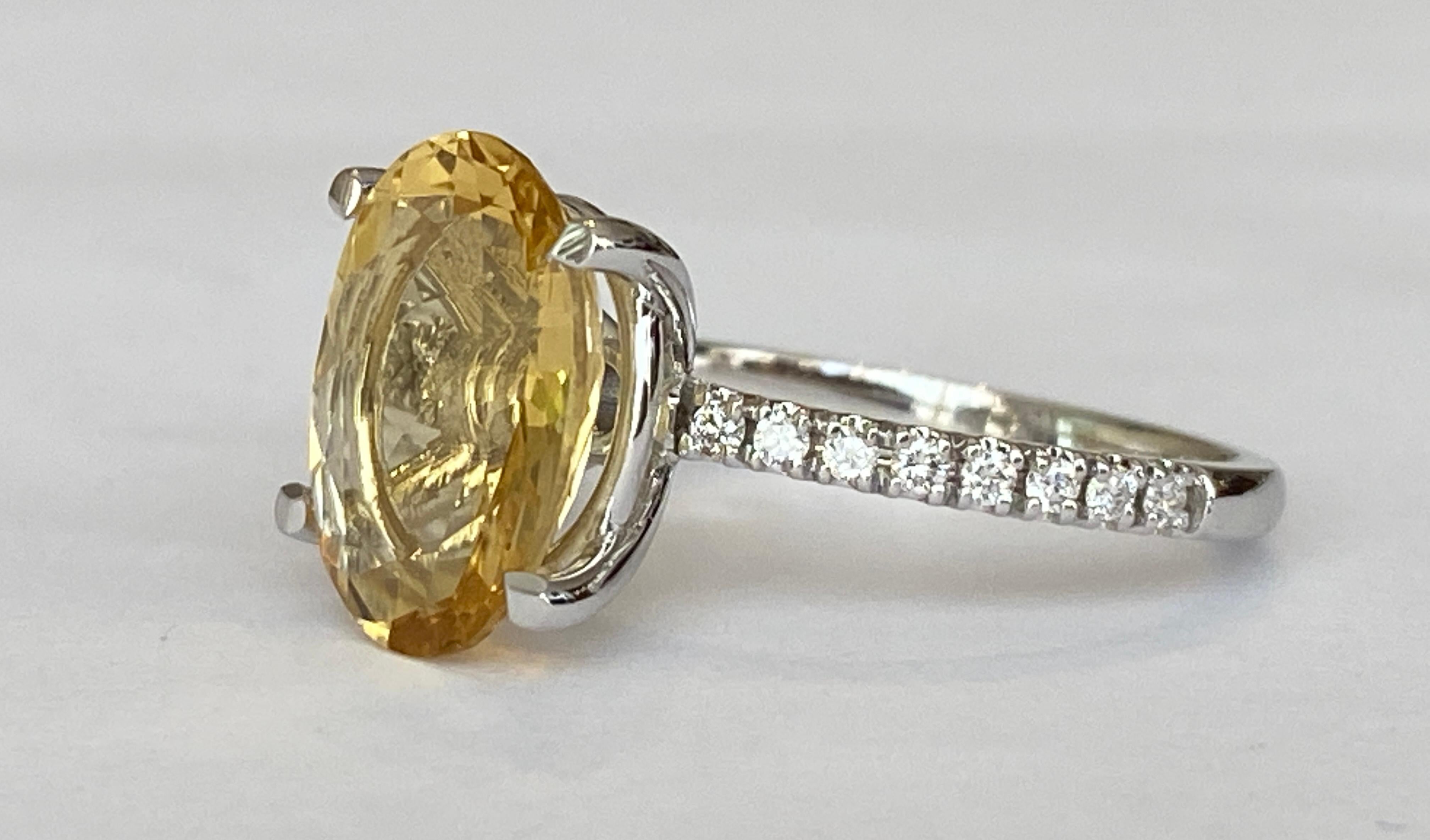 Contemporary 18 Karat White Cocktail Diamond Ring with Yellow Beryl 3.53 Carat For Sale