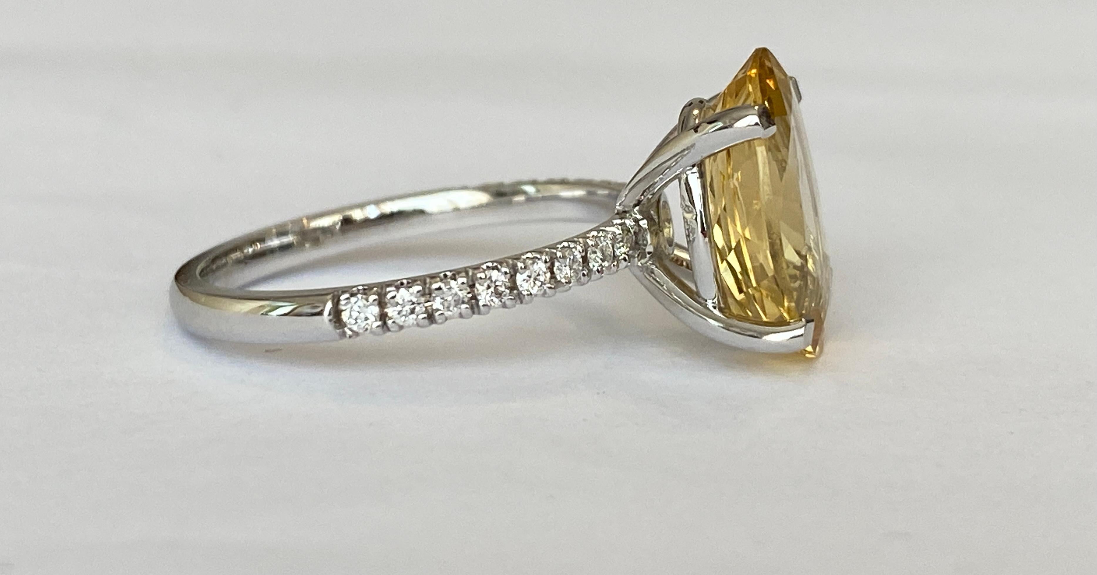 18 Karat White Cocktail Diamond Ring with Yellow Beryl 3.53 Carat In New Condition For Sale In AMSTERDAM, NL