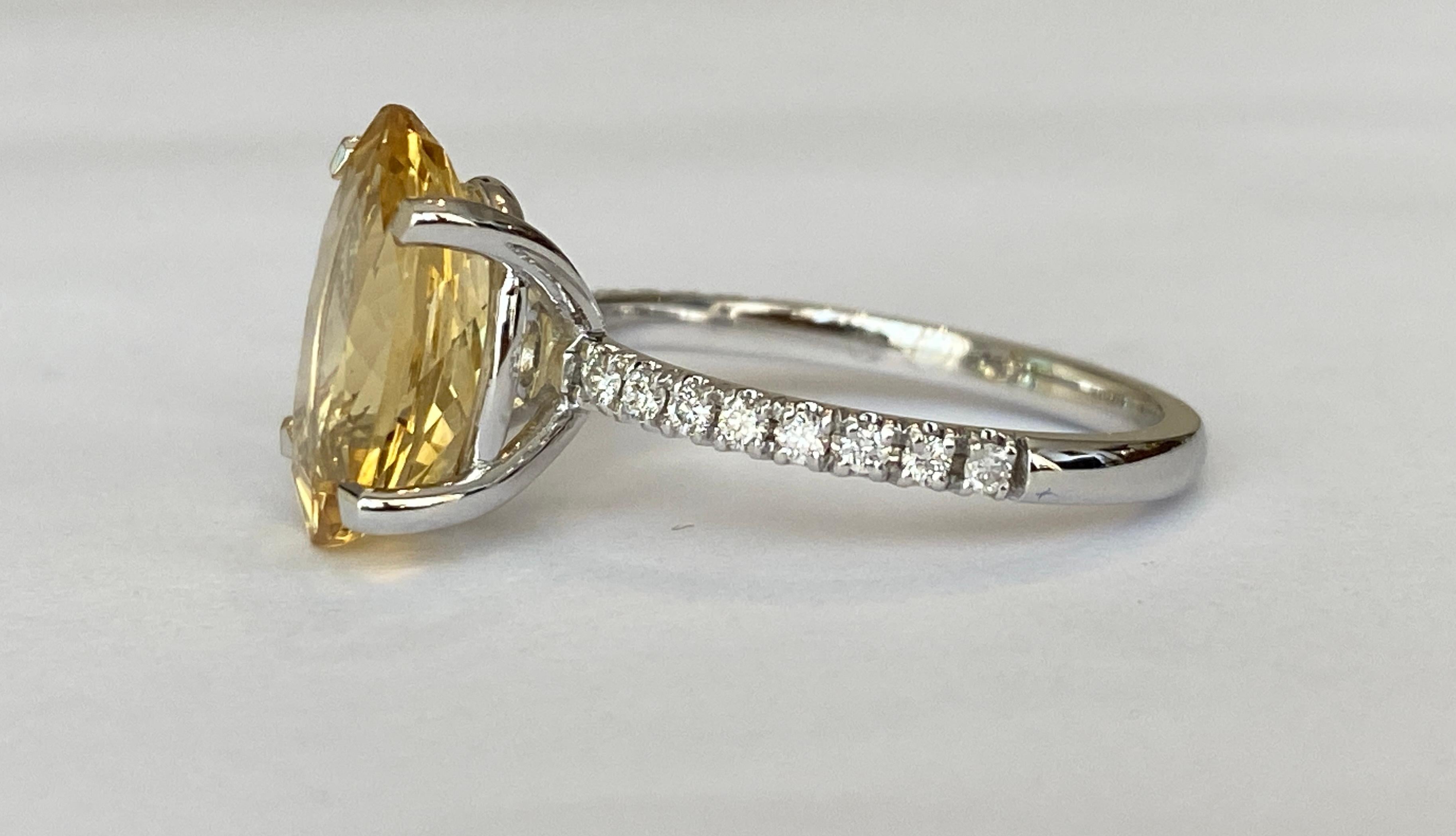 Women's 18 Karat White Cocktail Diamond Ring with Yellow Beryl 3.53 Carat For Sale