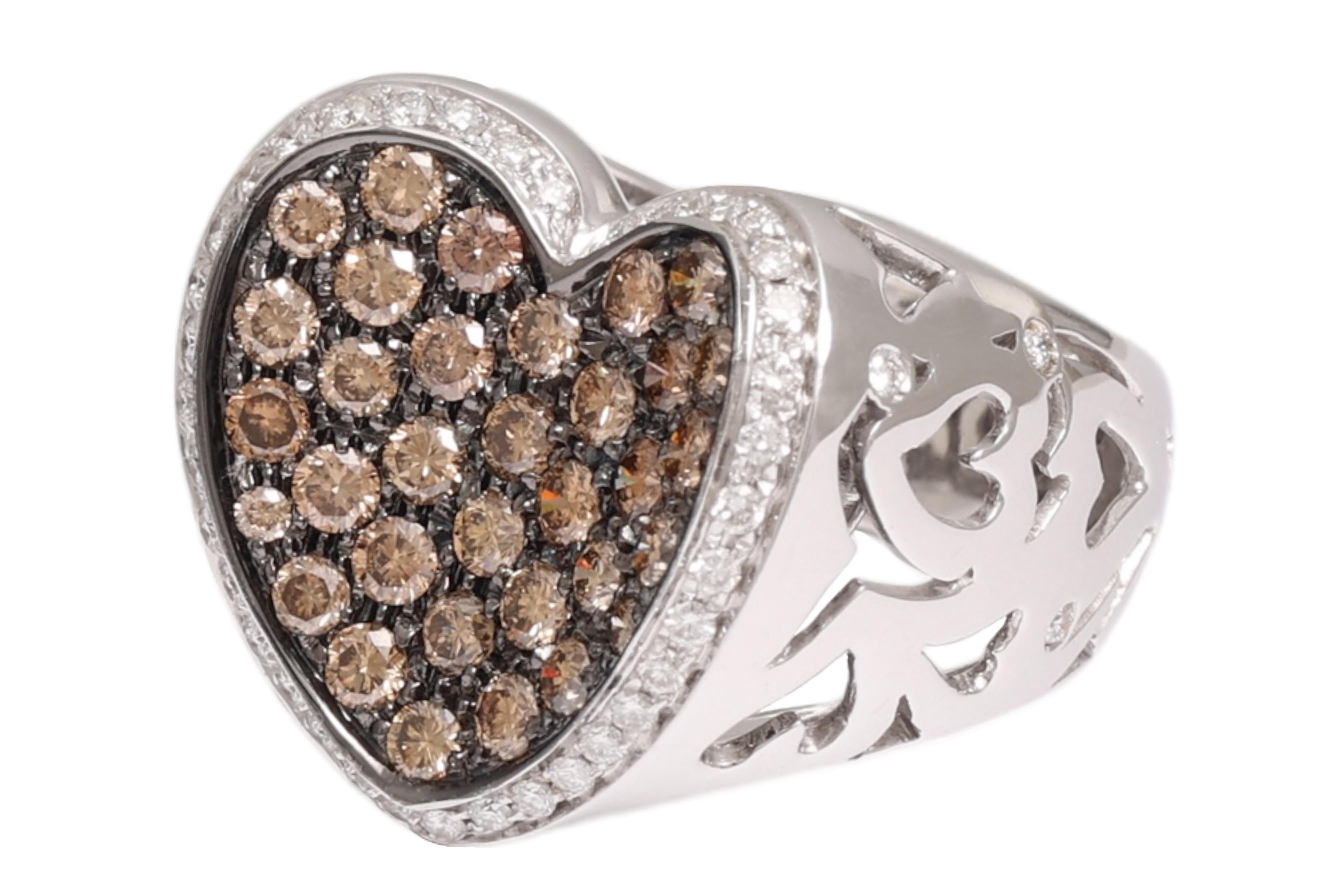 Bague en or blanc avec diamants blancs et cognac 

MATERIAL : Or blanc 18 carats

Diamants : diamants blancs de taille brillant ensemble ca. 0,38 ct. diamants cognac ensemble ca. 1,60 ct.

Taille de la bague : 54 EU / 7 US (peut être redimensionnée