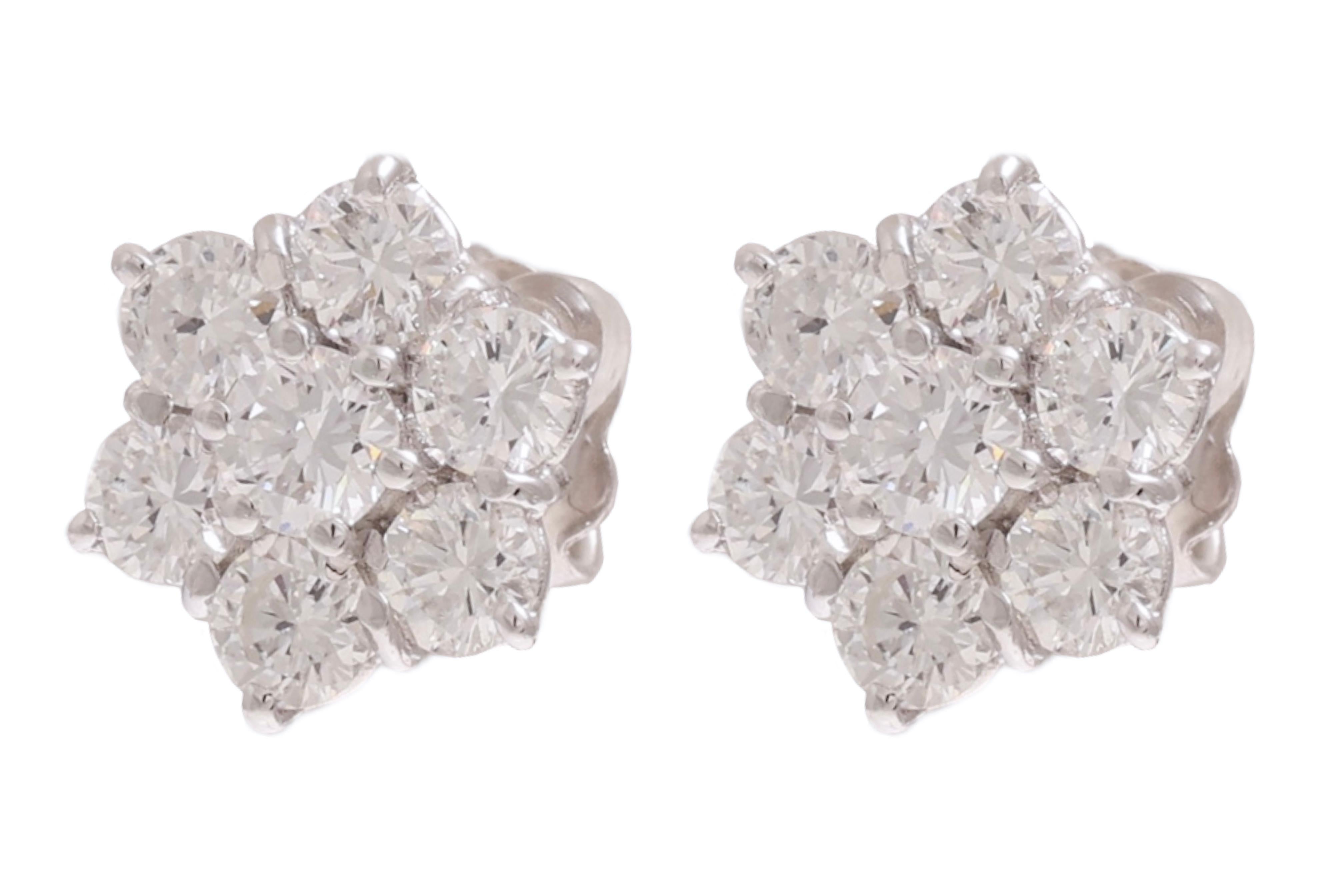 ORECCHINI A PERNO IN ORO BIANCO 18 KT CON DIAMANTI E DESIGN A FIORE

MATERIALE: oro bianco 18 kt

DIMENSIONE: 11,2 mm

PESO: 3 grammi 

DIAMANTI: diamanti naturali taglio Brilliante estratti dalla terra, 2 carati, massima qualità e colore