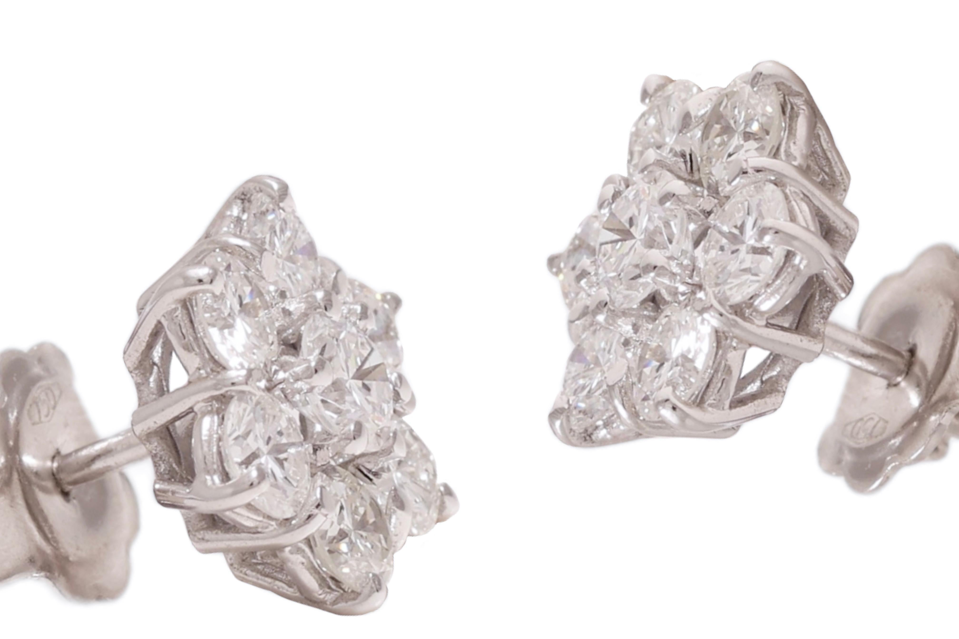 Moderno Orecchini in oro bianco 18 Kt da 2 carati, design floreale in vendita