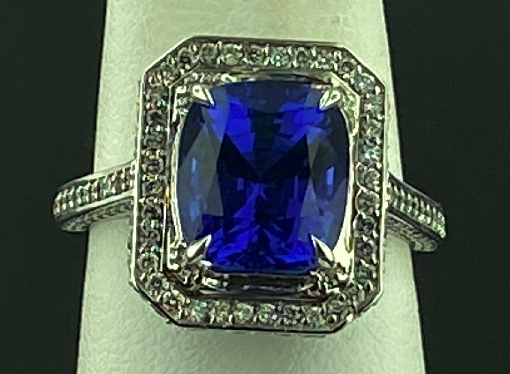 Sertie dans une monture en or blanc 18 carats, pesant 6 grammes, une tanzanite de taille carrée de 4,21 carats est entourée de 146 diamants ronds de taille brillant pour un poids total de diamants de 0,70 carats.  La gamme de couleurs est G-H, la