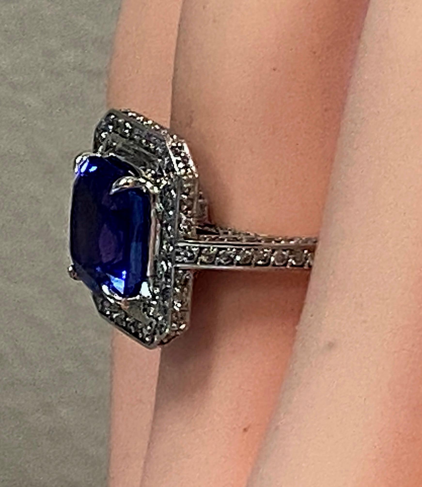 18 Kt White Gold 4.21 Carat Tanzanite and Diamond Ring For Sale 2
