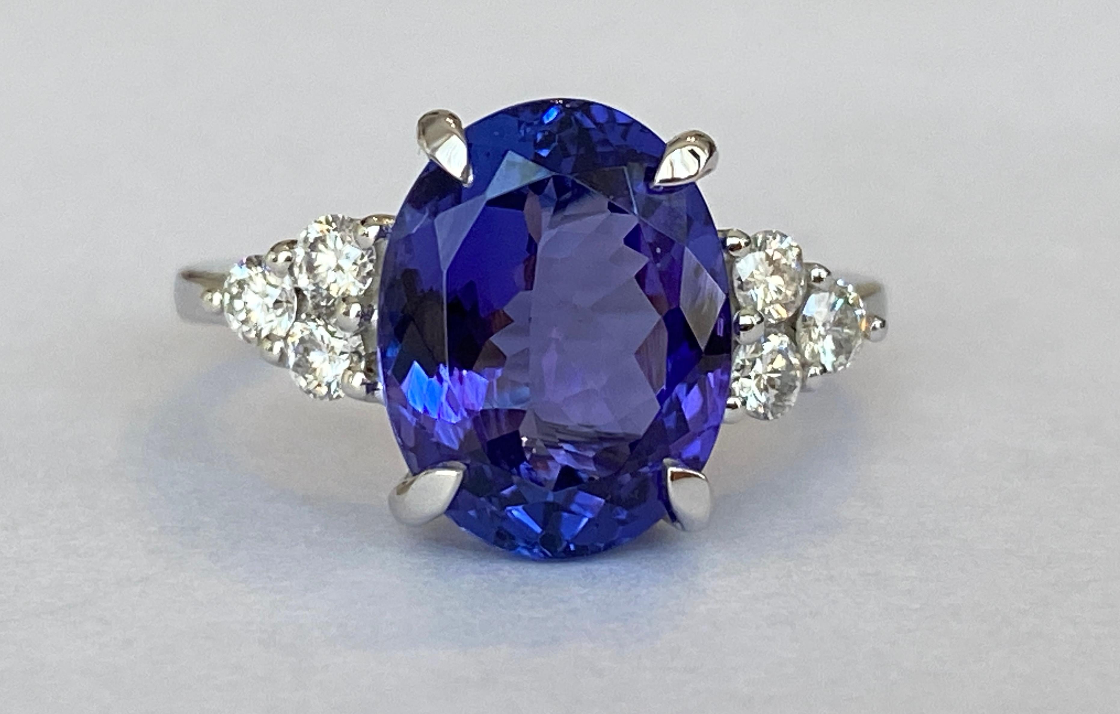 Damen 18 k Weißgold handgefertigt  Tansanit Ring, mit einem blau-violetten außergewöhnliche Farbe, oval Tansanit. Der Tansanit wiegt 6,00 Karat, misst 9,18 mm breit und 11,92 mm lang und 5,82 mm tief, hat einen sehr guten Schliff, eine gute Politur