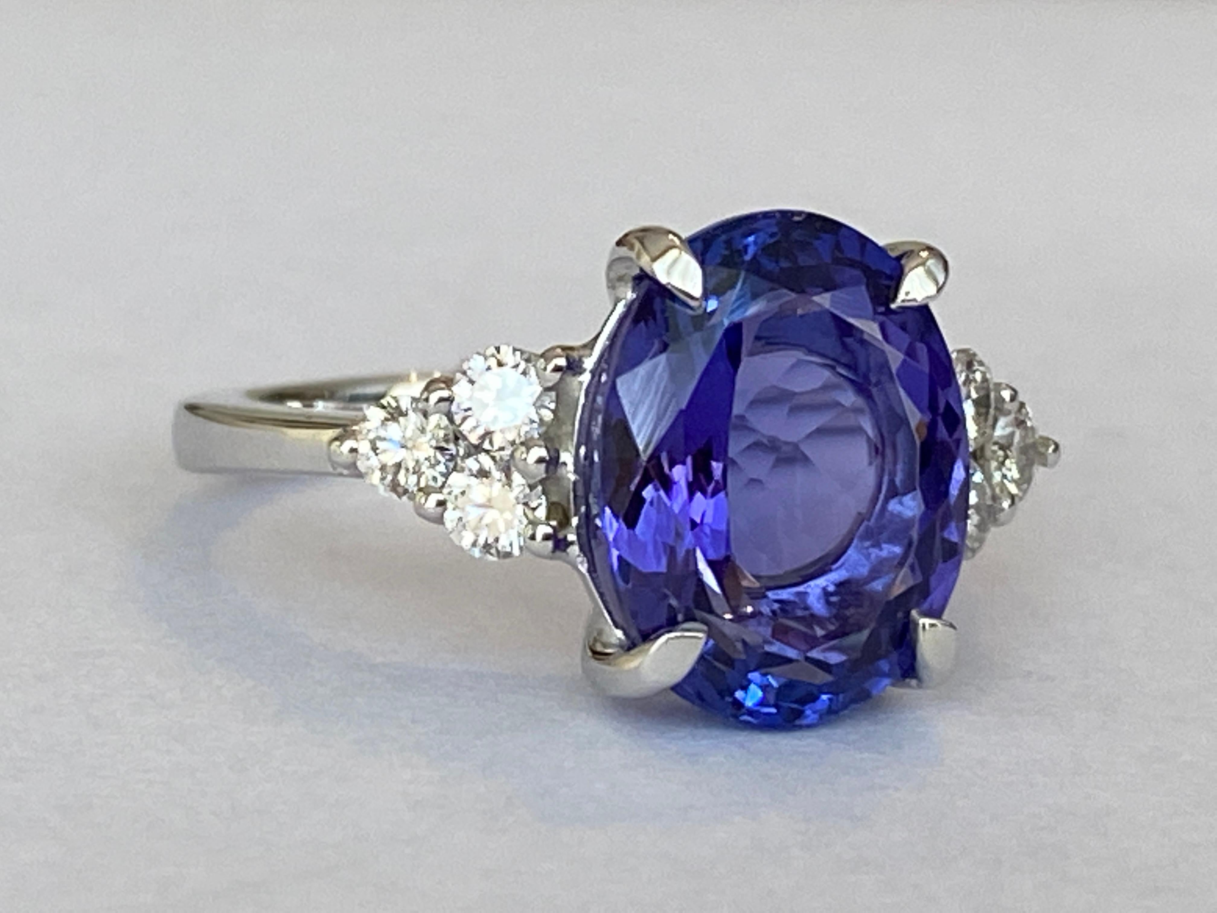 18 kt Weißgold 6,00 Karat Tansanit und Diamant Cocktail-Ring (Brillantschliff)
