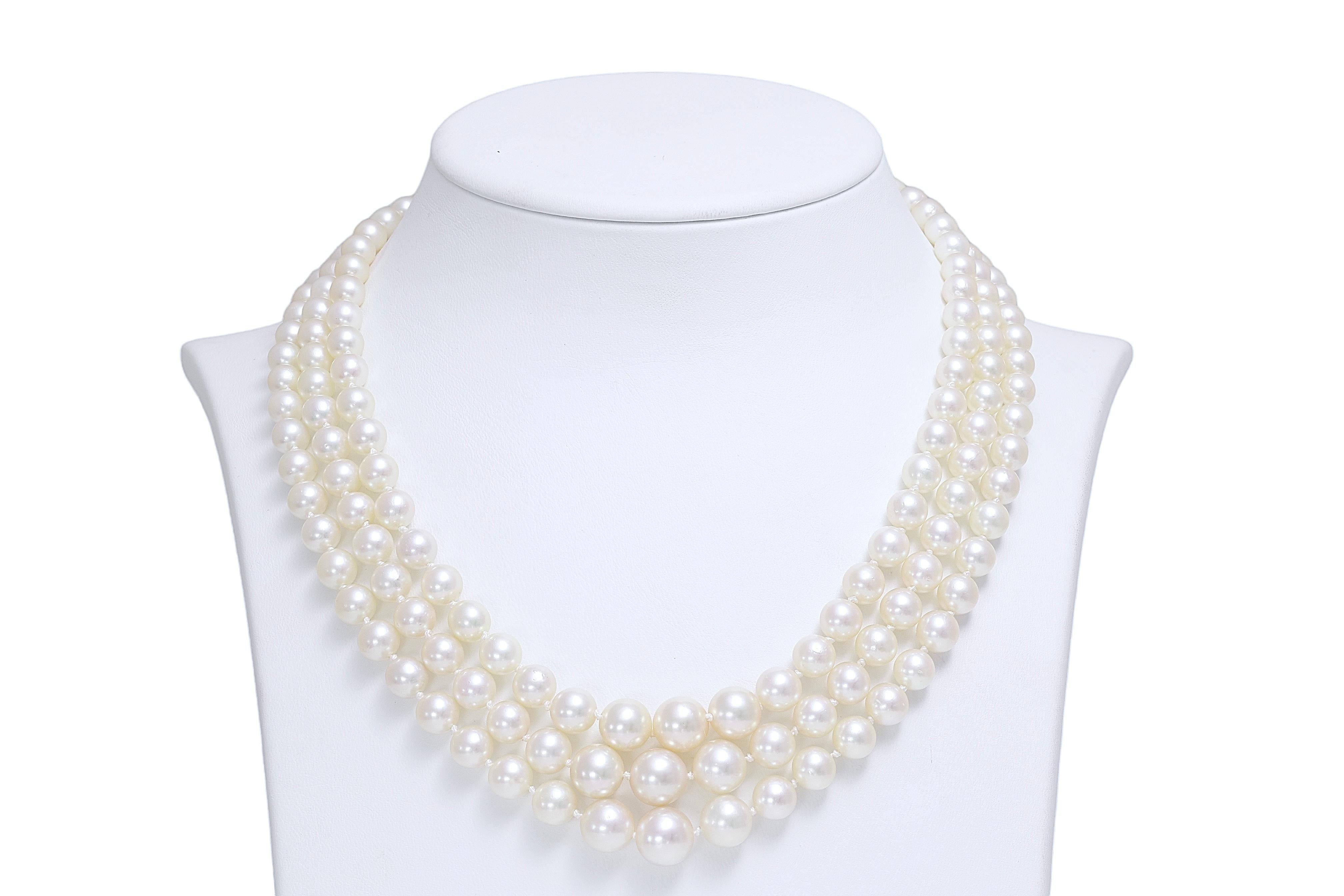 18 kt. White Gold Akoya Degradé Pearls and Diamonds 3 Strand Necklace In New Condition For Sale In Antwerp, BE