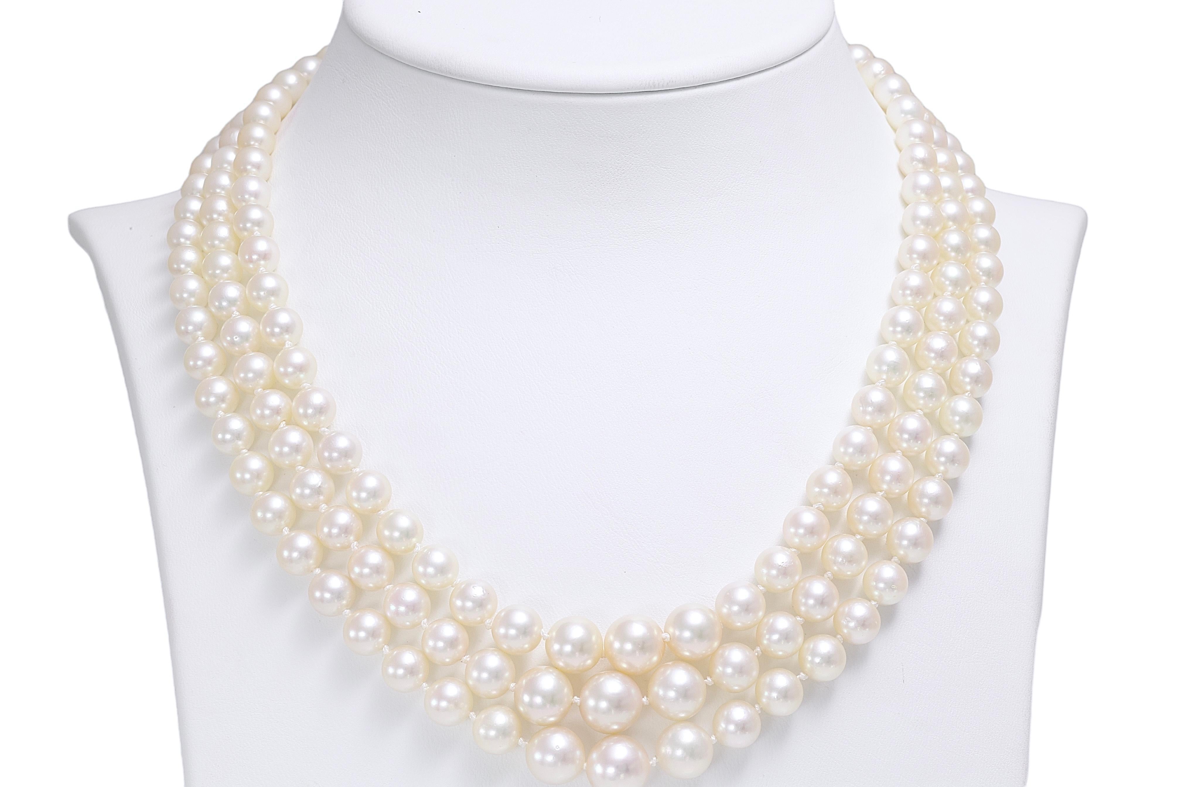 18 kt. Collier 3 rangs en or blanc, perles Akoya dégradées et diamants Unisexe en vente