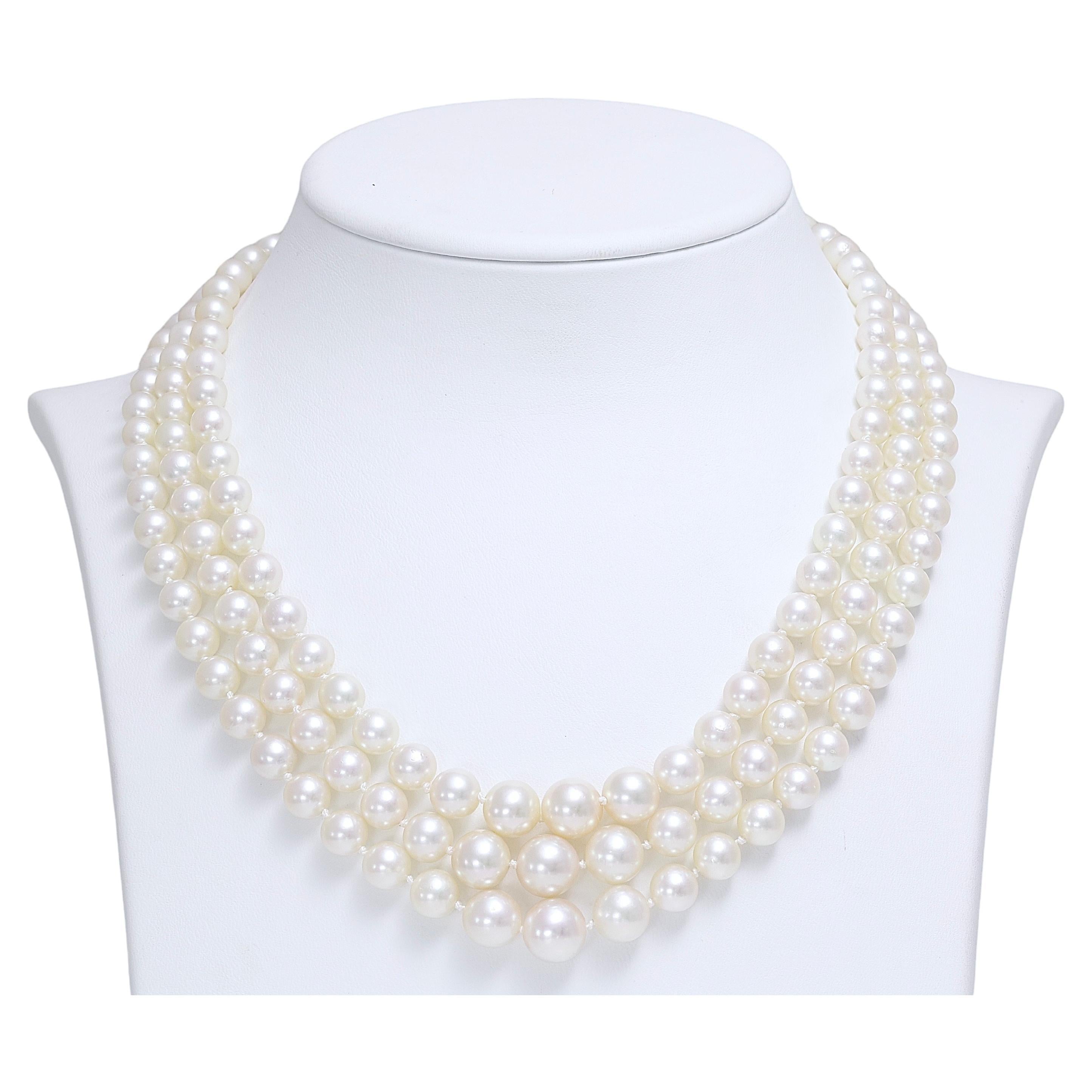 18 kt. Collier 3 rangs en or blanc, perles Akoya dégradées et diamants