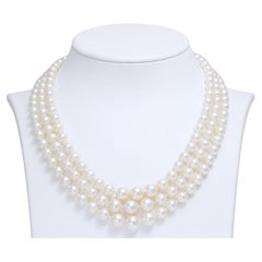 18 kt. Collier 3 rangs en or blanc, perles Akoya dégradées et diamants