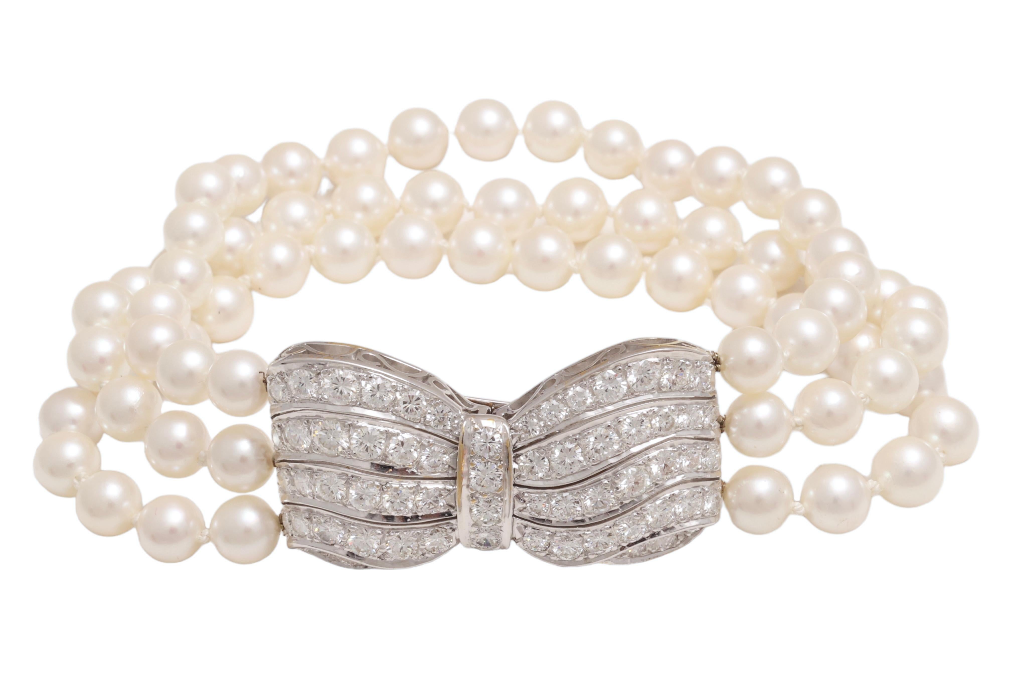 Elegant and Feminine 18 kt. White Gold Akoya Pearl Bracelet with 6.52 ct. Diamonds

Diamonds: Brilliant cut diamonds together approx. 6.52 ct.

Pearls: 3 rows of Japanese Akoya pearls 23 pearls / row

Material: 18 kt. white gold

Measurements:
