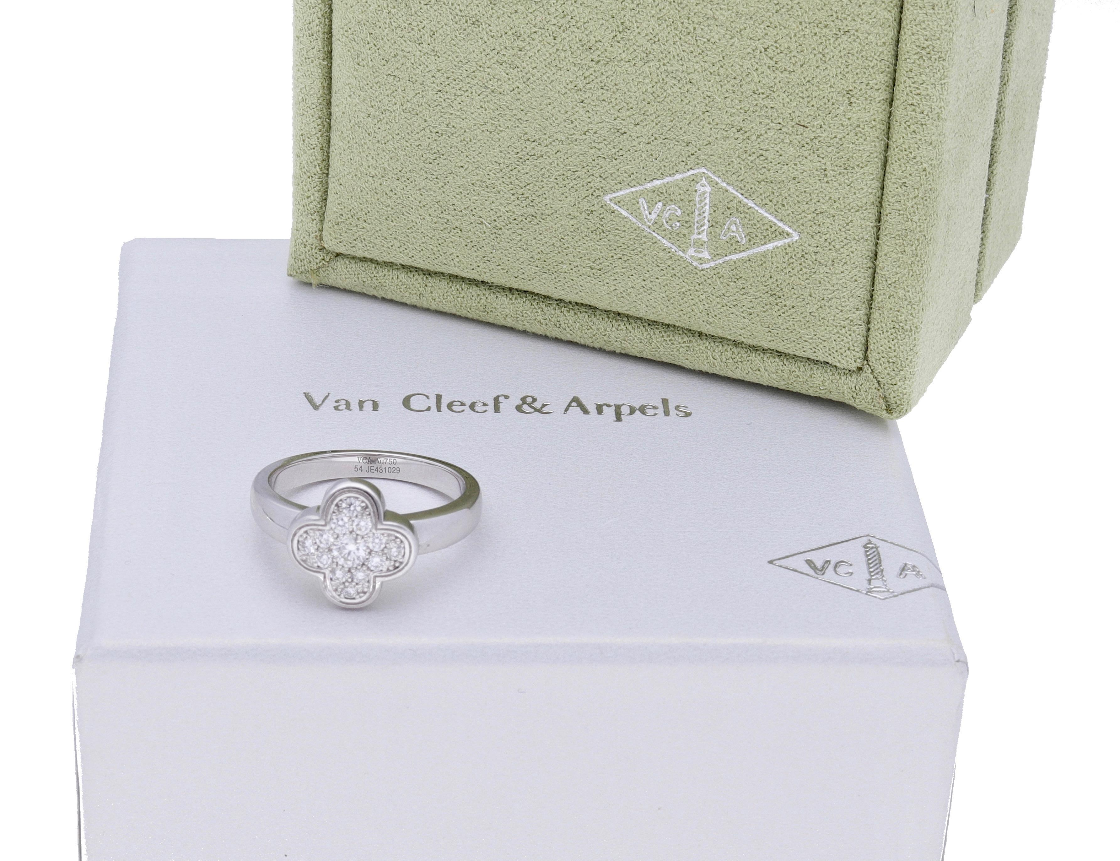 18 kt White Gold Ring with 0,33 carat of round cut diamonds.
This ring is Signed by Van Cleef & Arpels , Alhambra collection.
the diamonds are E-F COLOR VVS1 TO VVS2 EXCELLENT CUT.
the ring comes with the original box.
size 6.5