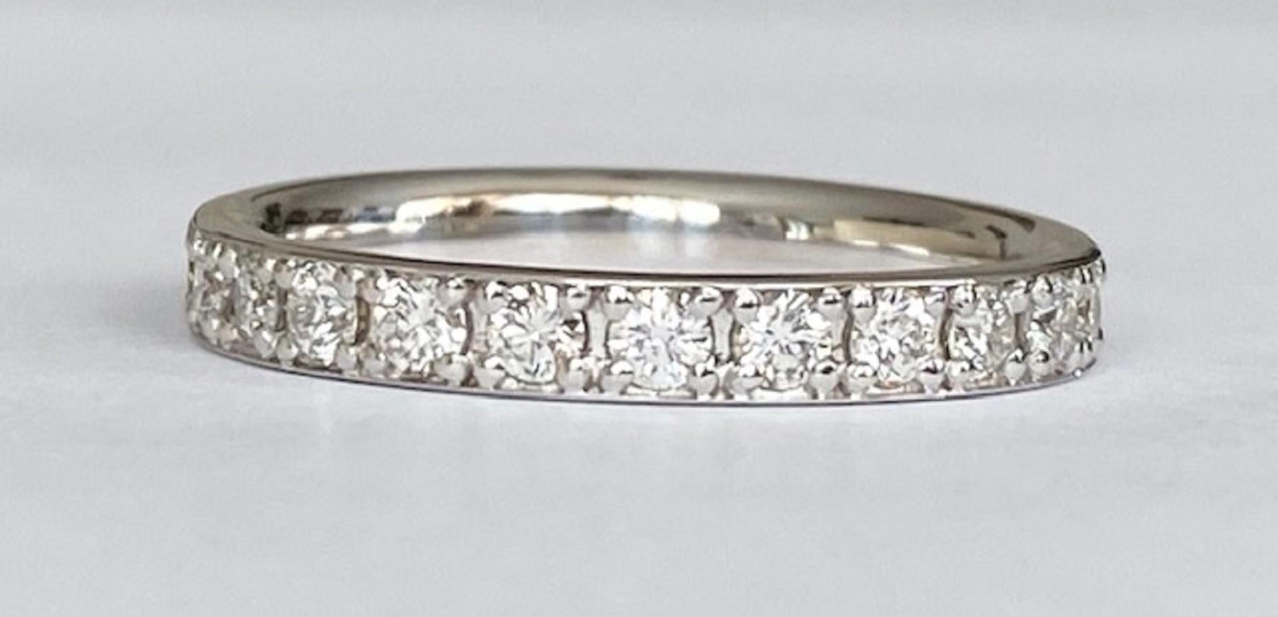 On offer is an 18 karat white gold eternity ring with a total of approx. 0.96 ct of brilliant cut diamonds divided among 24 stones at 0.04 ct each of G/VS quality.
Grade: 18 kt (marked)
Natural diamonds – approx. 0.96 ct G/VS
Weight: 2.8 grams
Ring