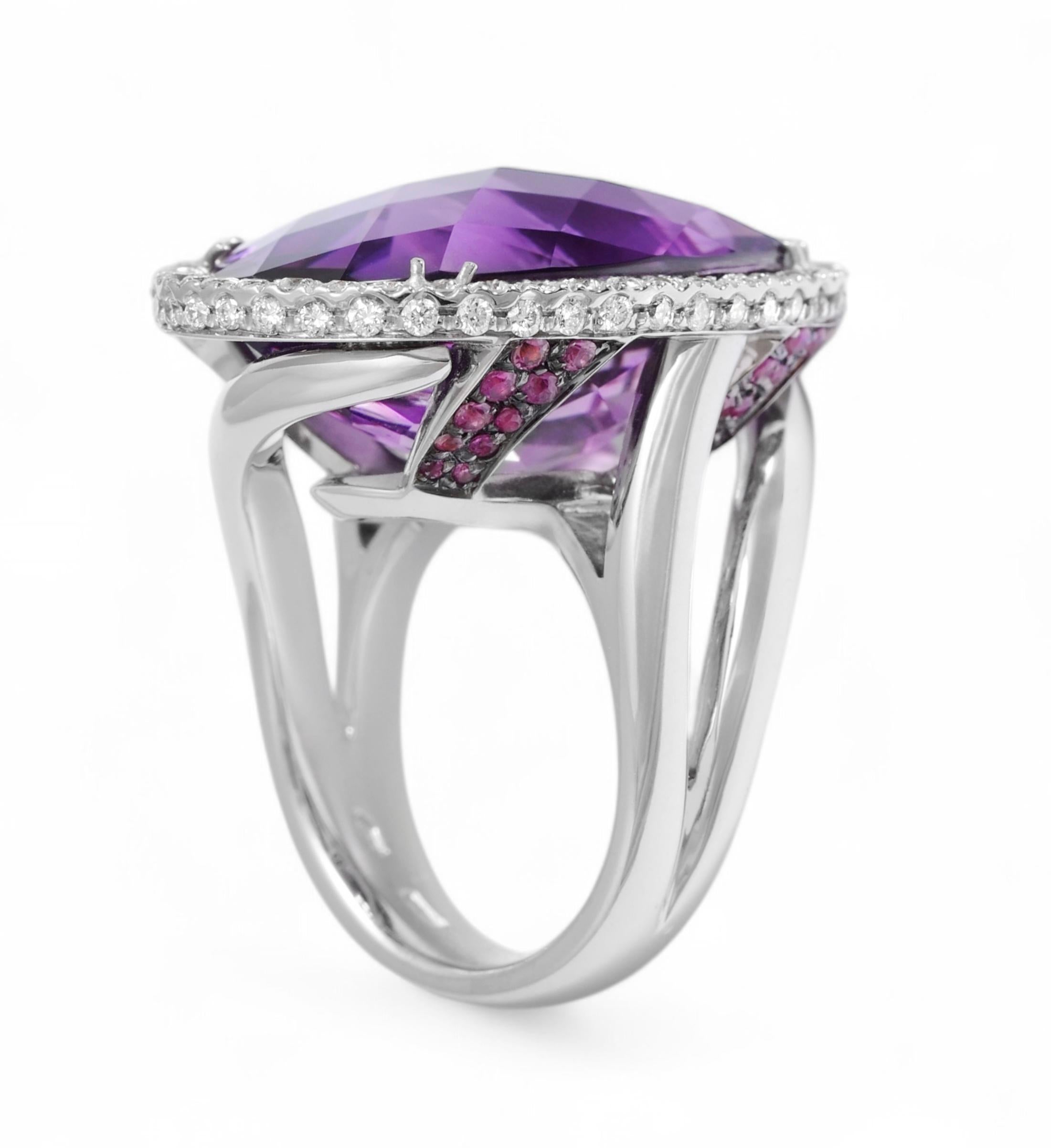 18 Kt Weißgold Amethyst, Saphir & Diamant Ring

Diamanten : Brillantschliff 1,15 Karat

Saphire : 0,52 Karat

Edelstein : Amethyst ca. 26 Karat

Ring Größe : 54 EU / 7 US  (Größe kann kostenlos angepasst werden)