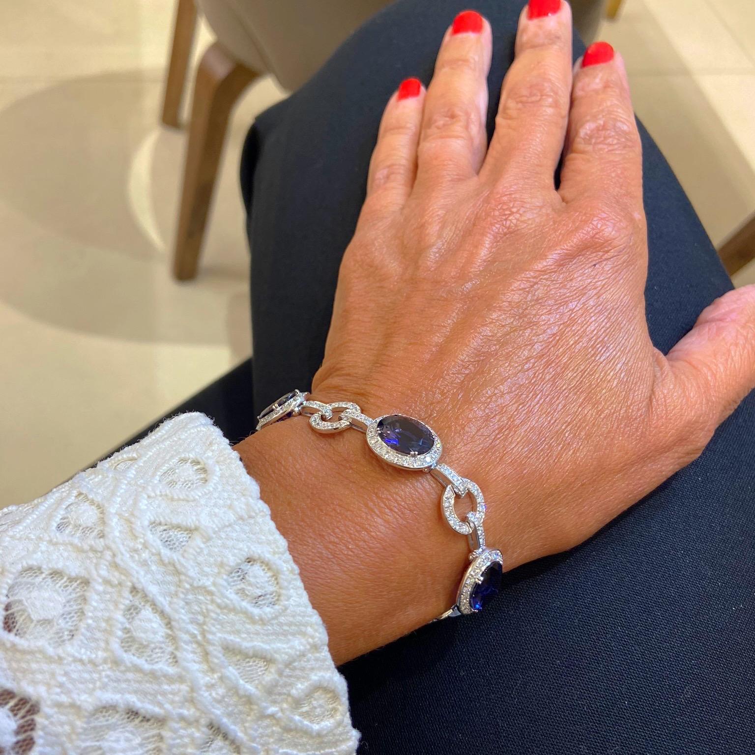 Bracciale in oro bianco 18 carati e diamanti con iolite ovale da 15,18 carati In condizioni Nuovo in vendita a New York, NY
