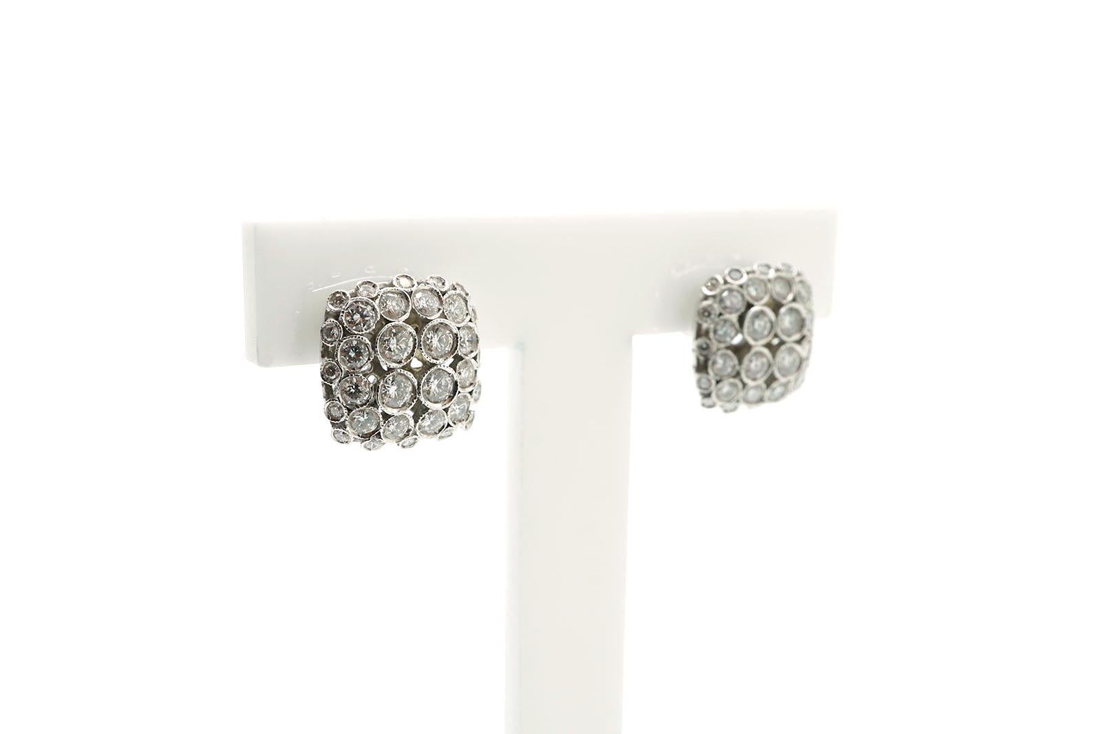 Square shape Art Decò style earrings.
Made in 18 Kt white gold for gr. 4.80 and Diamonds for ct 1.05.
Butterfly closure.
Measures cm 1.00 x 1.00 circa.
Made in Italy.