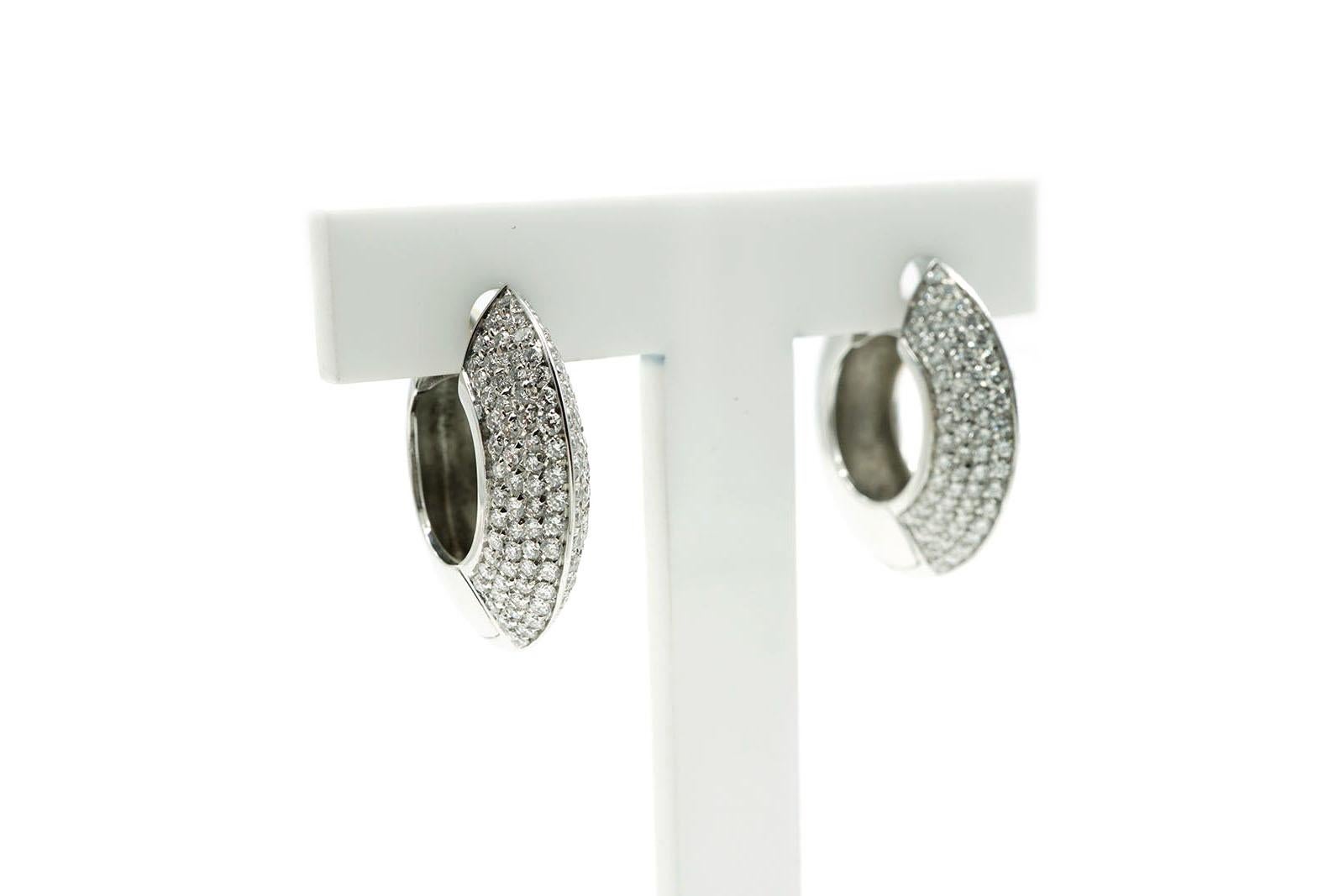 This hoop earrings have a gorgeous Diamonds pavè setting on the front side for carat 1.68.
they are made in 18 Kt white gold for a total weight of gr 12.20
They have a very safe snap closure.
Made in Italy