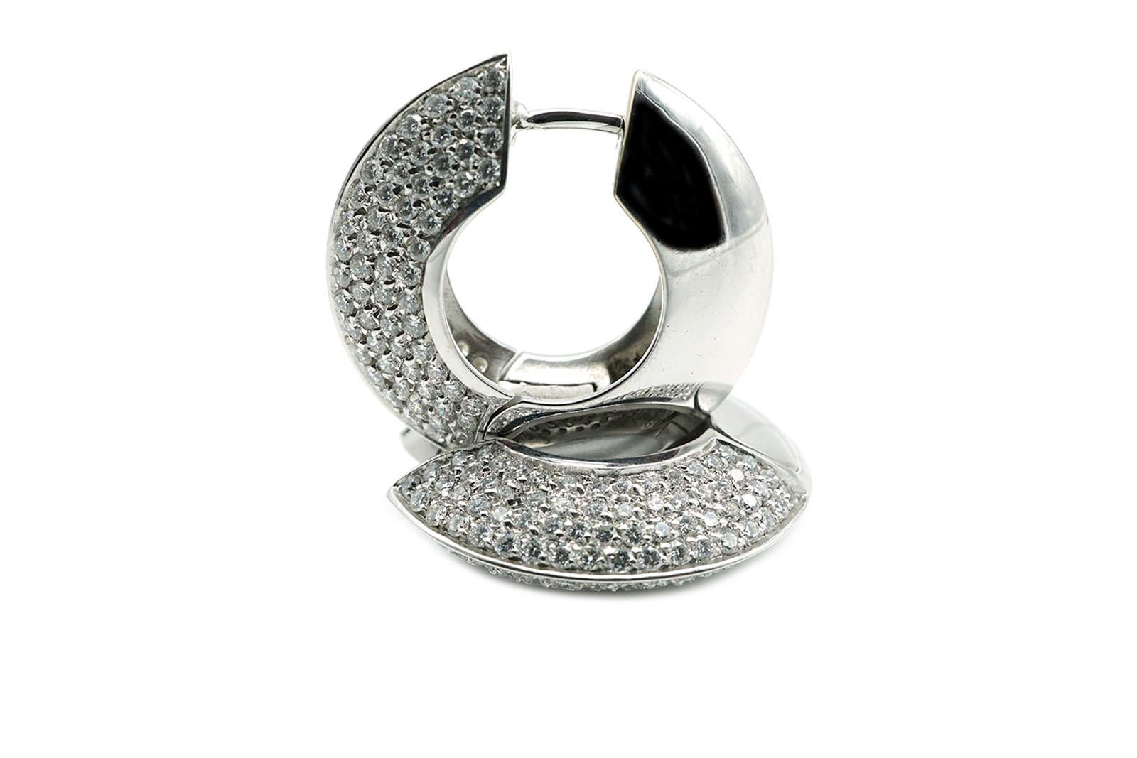 Orecchini a cerchio a forma di disco in oro bianco 18 Kt e diamanti in vendita 2