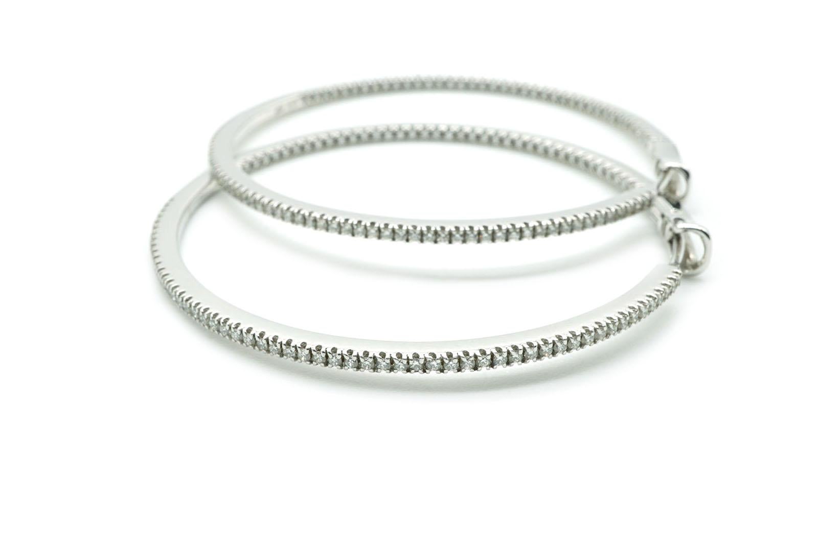 Orecchini a cerchio in oro bianco 18 Kt e diamanti in vendita 1
