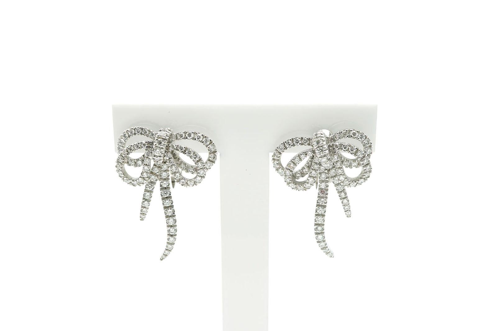 These classy earrings have a beautiful bow design embellished with Diamonds for carat 1.47.
Double closure with clip and removable pin.
The ribbon measures cm 2.60x2.00 circa.
18 Kt white gold gr 11.00
Handmade in Italy.