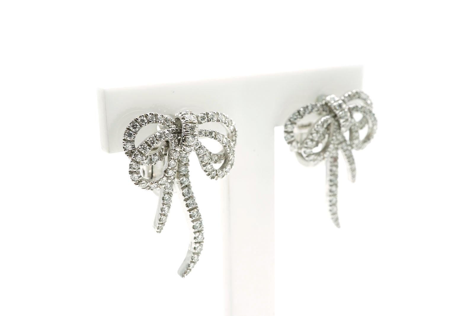 Contemporary 18 Kt White Gold and Diamonds Ribbon Clip-on Earrings For Sale