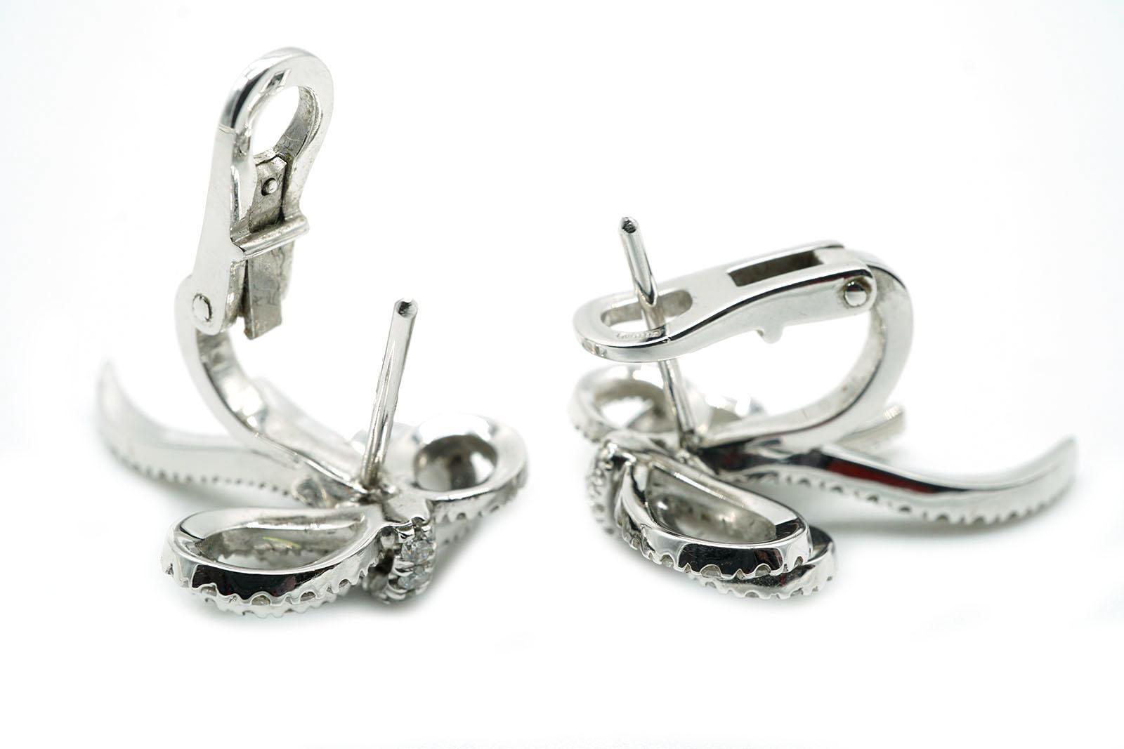 Brilliant Cut 18 Kt White Gold and Diamonds Ribbon Clip-on Earrings For Sale