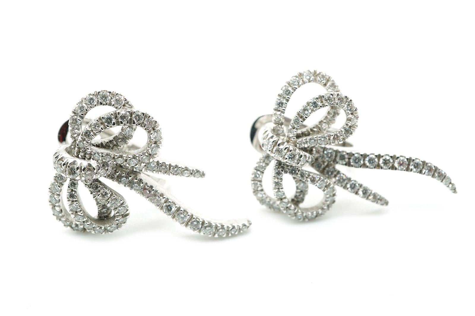 18 Kt White Gold and Diamonds Ribbon Clip-on Earrings In New Condition For Sale In Cattolica, IT