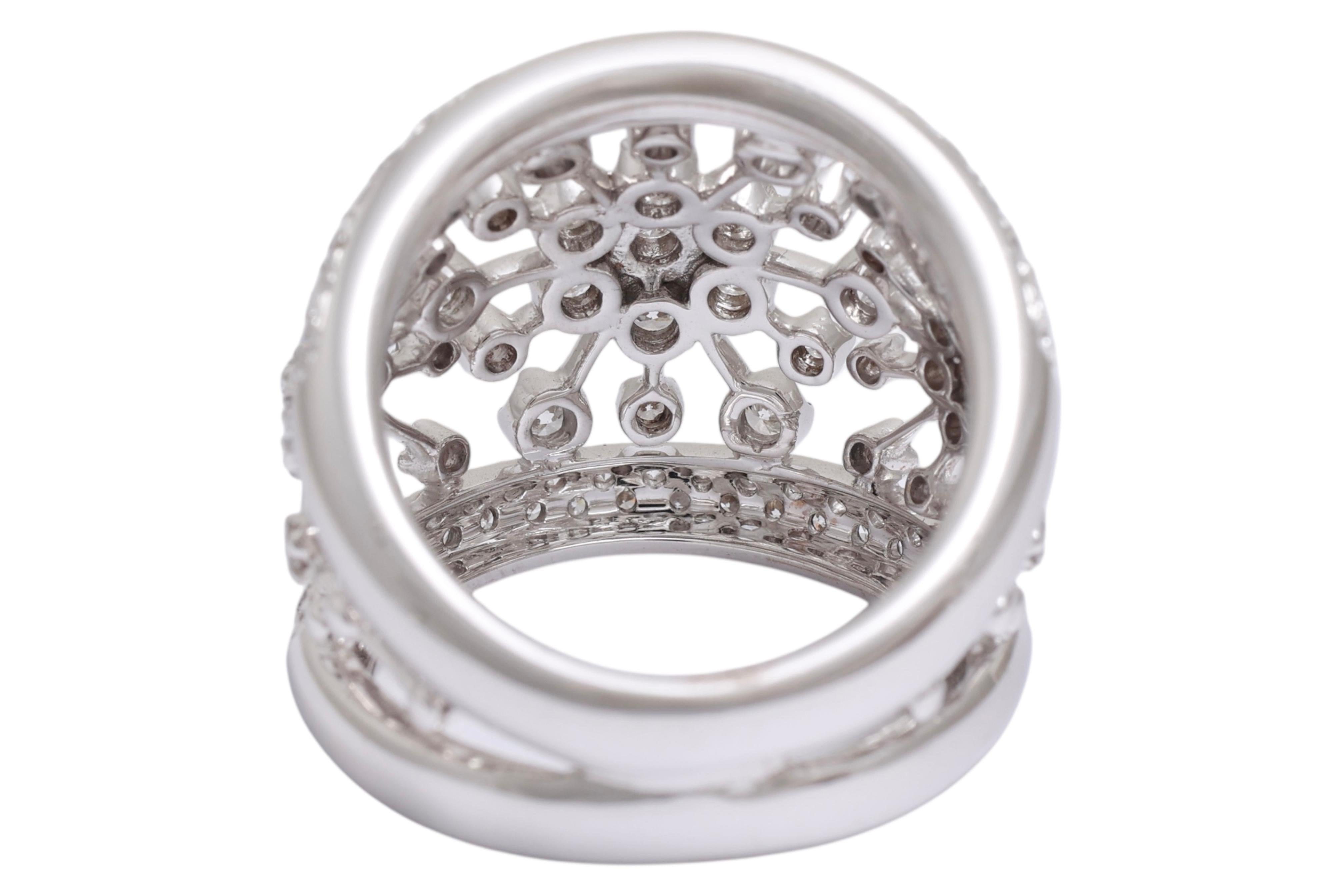 Bague artisanale en or blanc 18 carats avec fleurs en diamant en vente 4