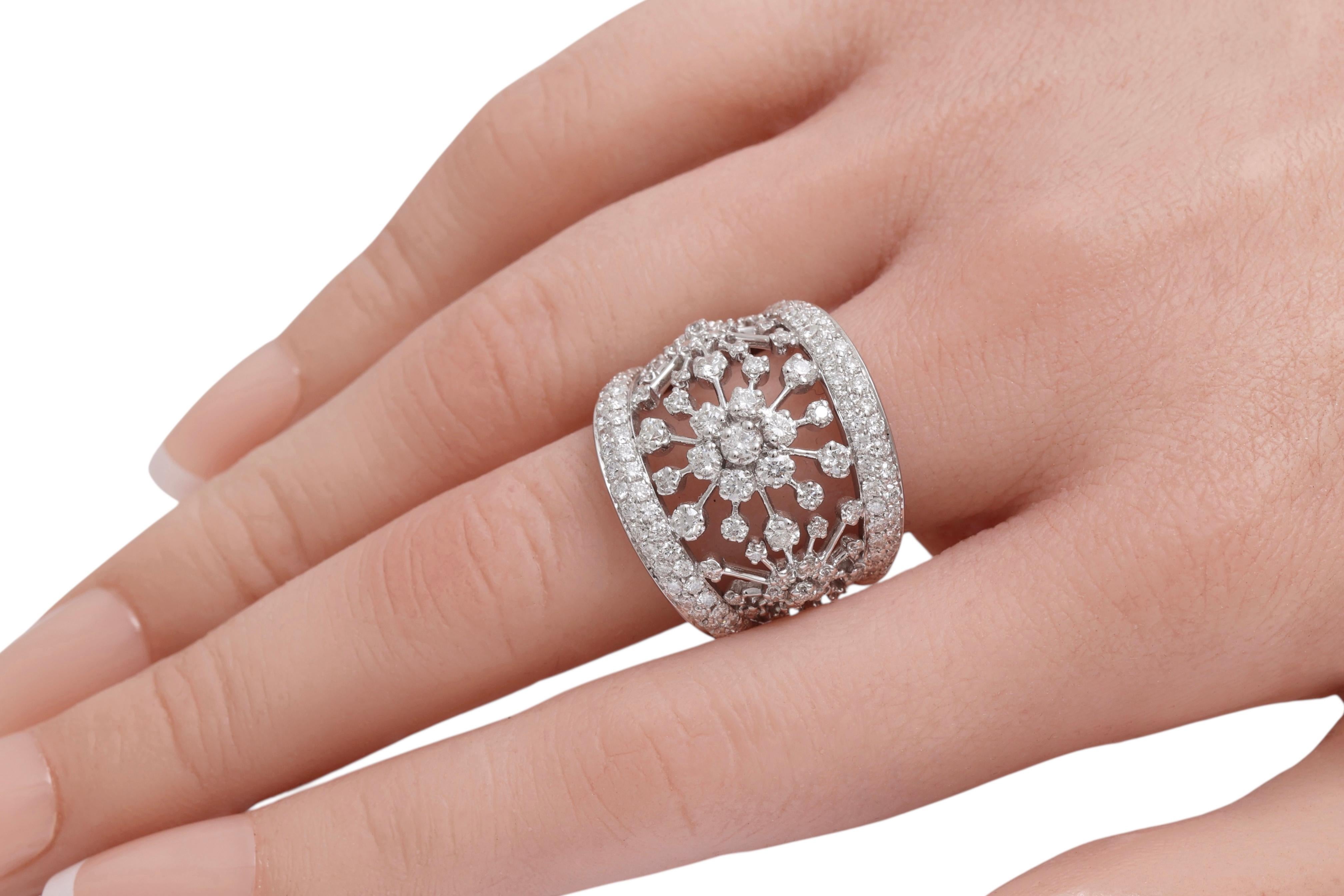 Bague artisanale en or blanc 18 carats avec fleurs en diamant en vente 5