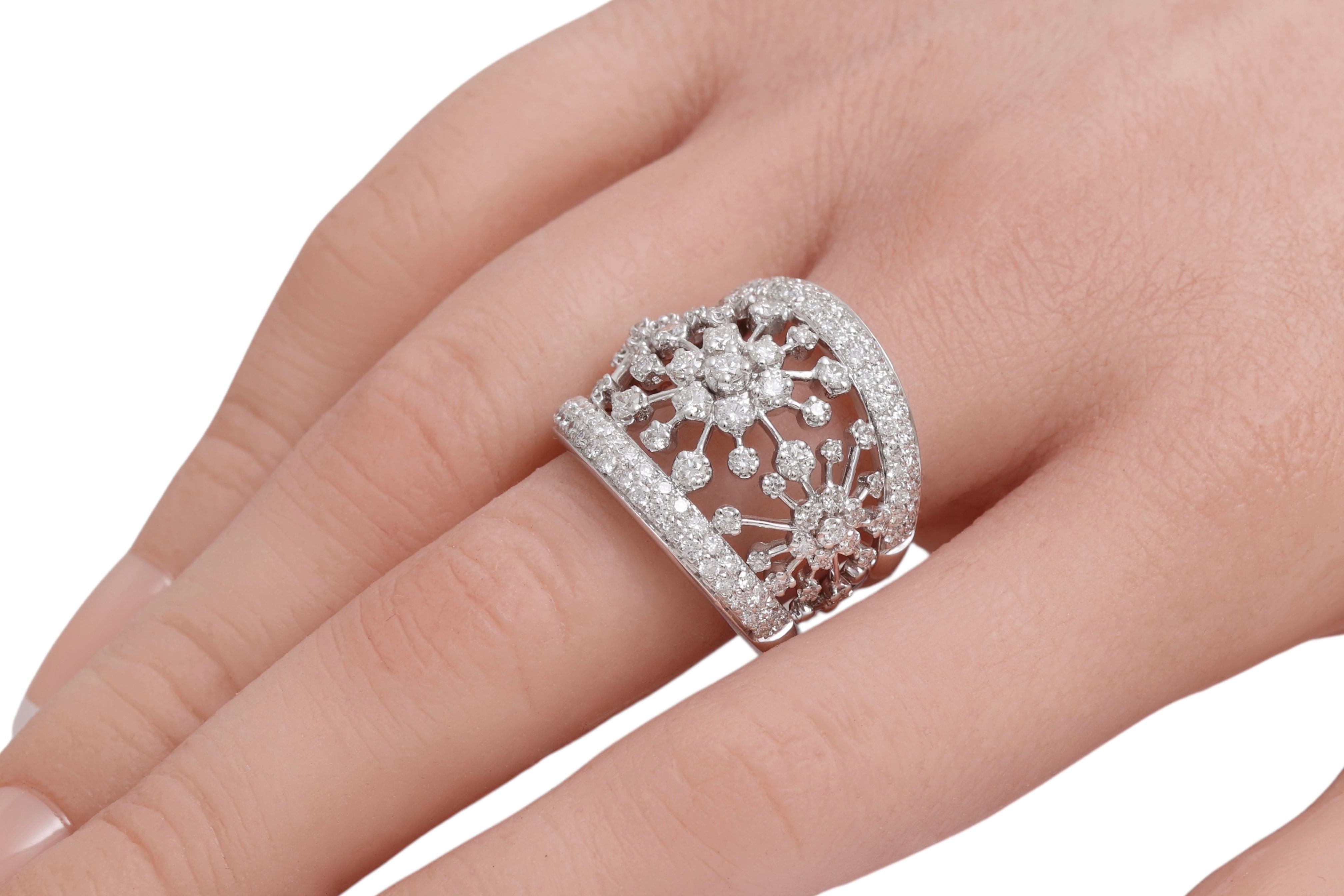 Bague artisanale en or blanc 18 carats avec fleurs en diamant en vente 6